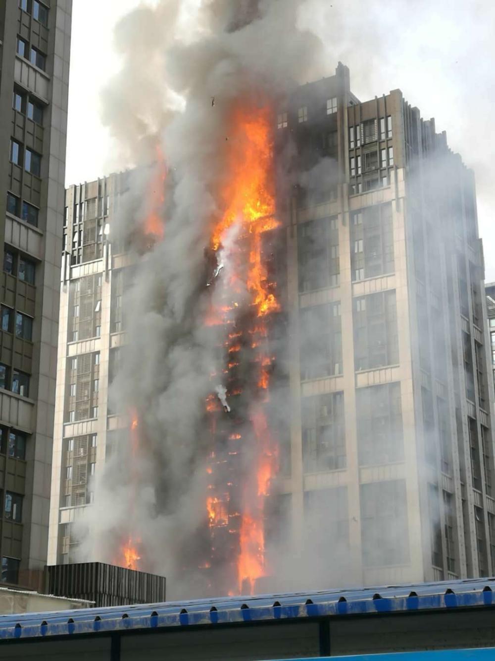 现实中高楼失火, 是往上跑还是往下跑?