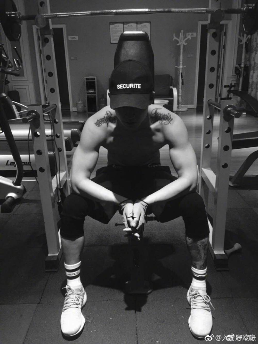 白敬亭,是小编万万没有想到的,脱了衣服的他,居然有着结实的肌肉,他