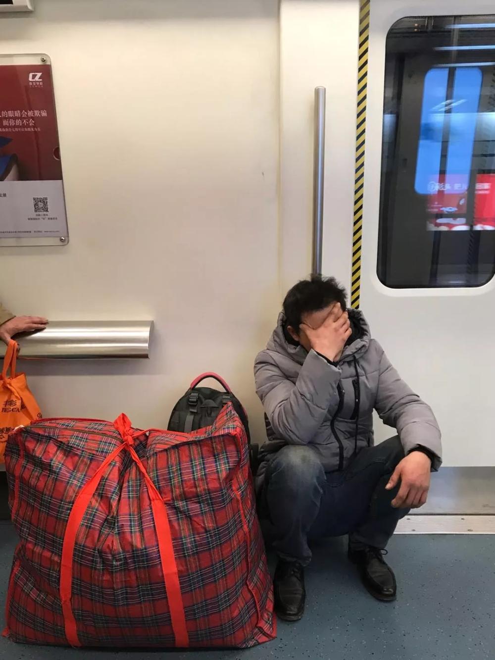 现今社会宽容度比较好了,对乡下人,打工的少了嫌弃 ,多了尊重.