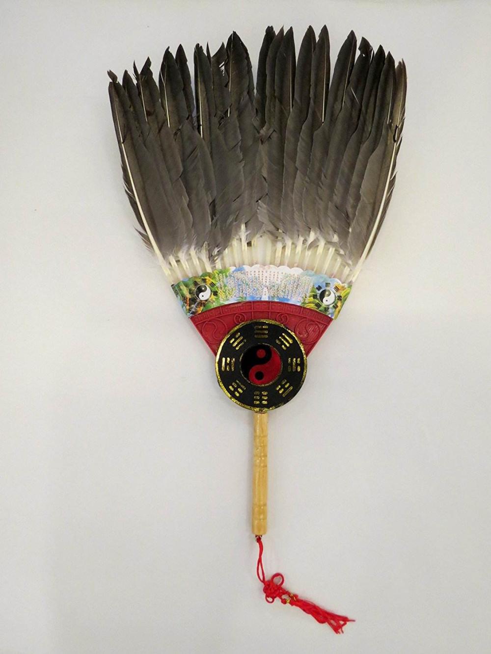 手中都握着一把羽扇轻轻煽动,就连冬天也不例外,而关于诸葛亮的羽扇