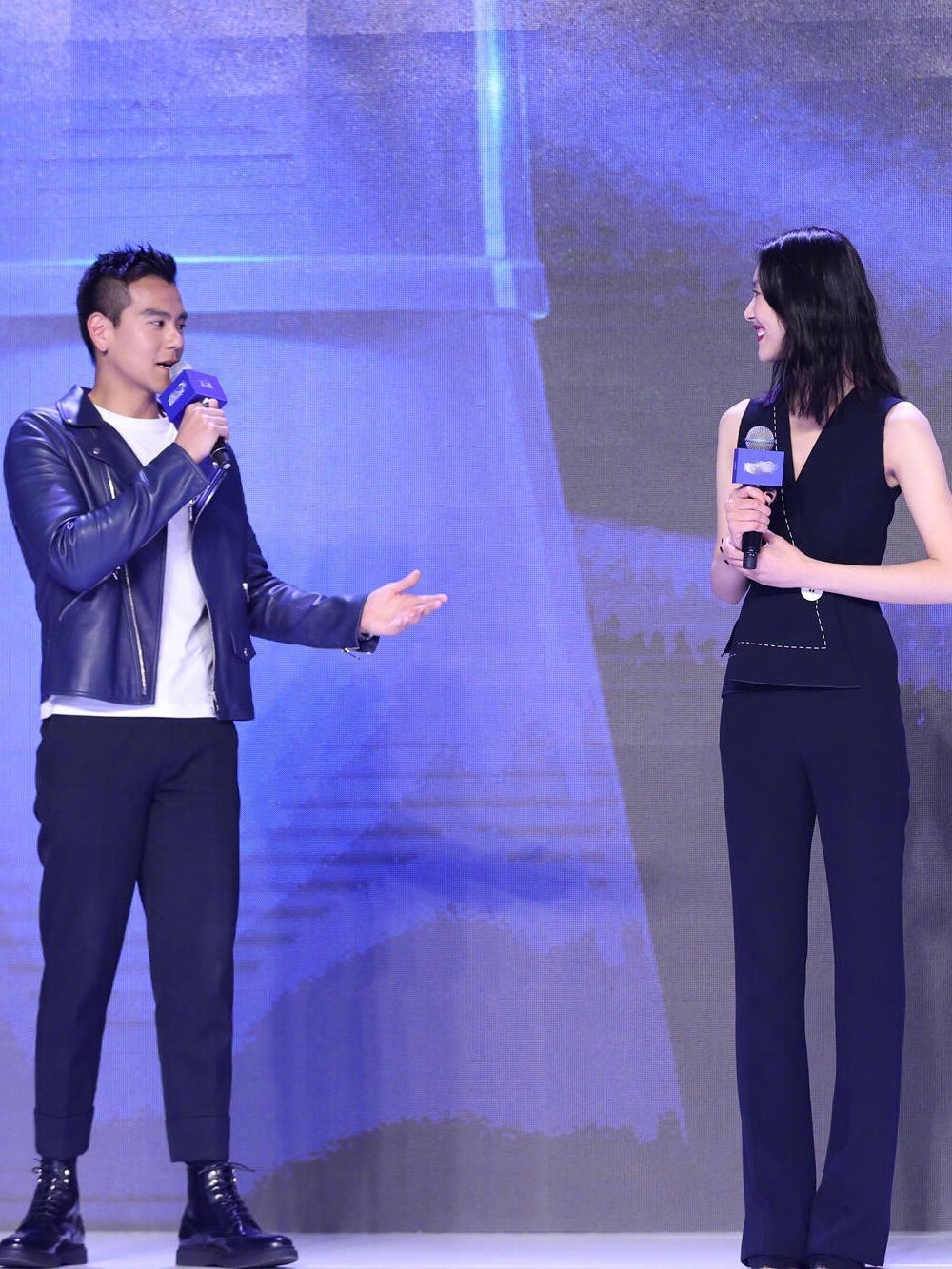 刘雯彭于晏首次同台甜蜜互动