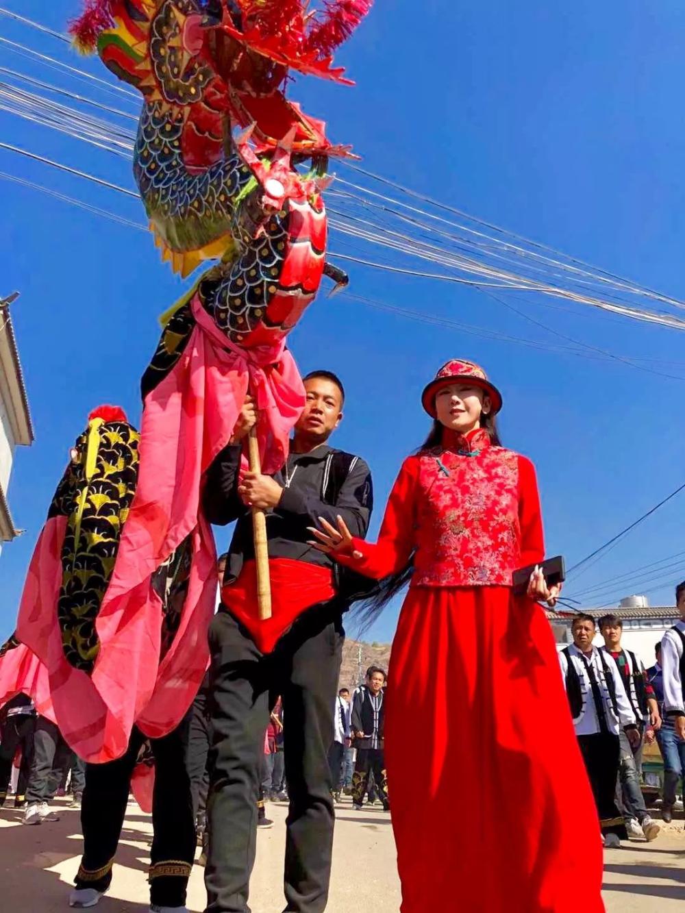 杨丽萍春节回大理过年, 晒出大理新年照! 美出天际