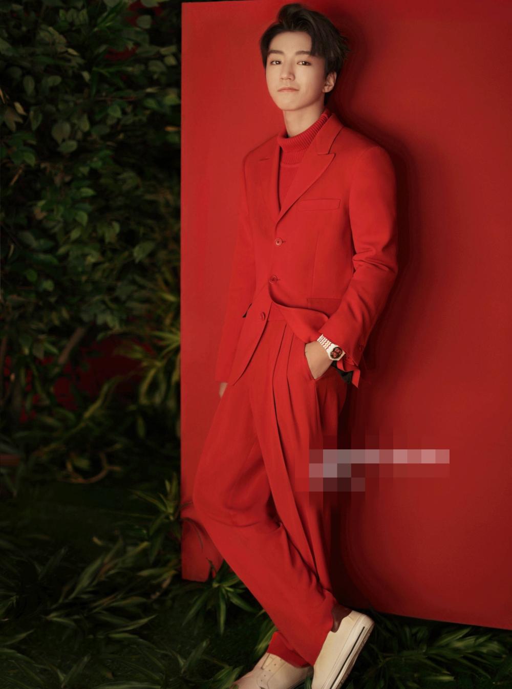 本以为王俊凯适合白色,直到看见他的红衣造型!