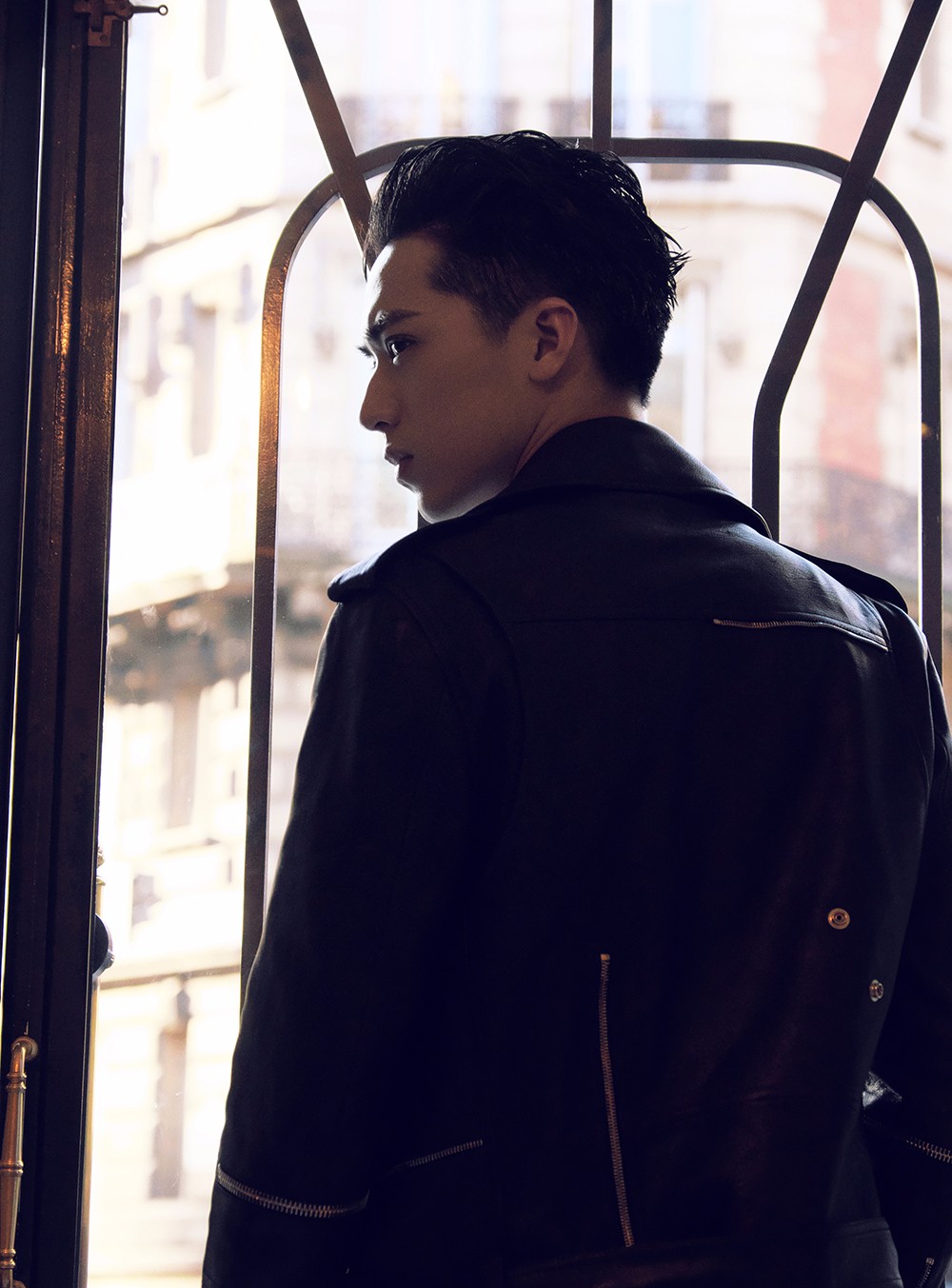 许魏洲早春写真曝光 侧脸完美上演"眼神杀"