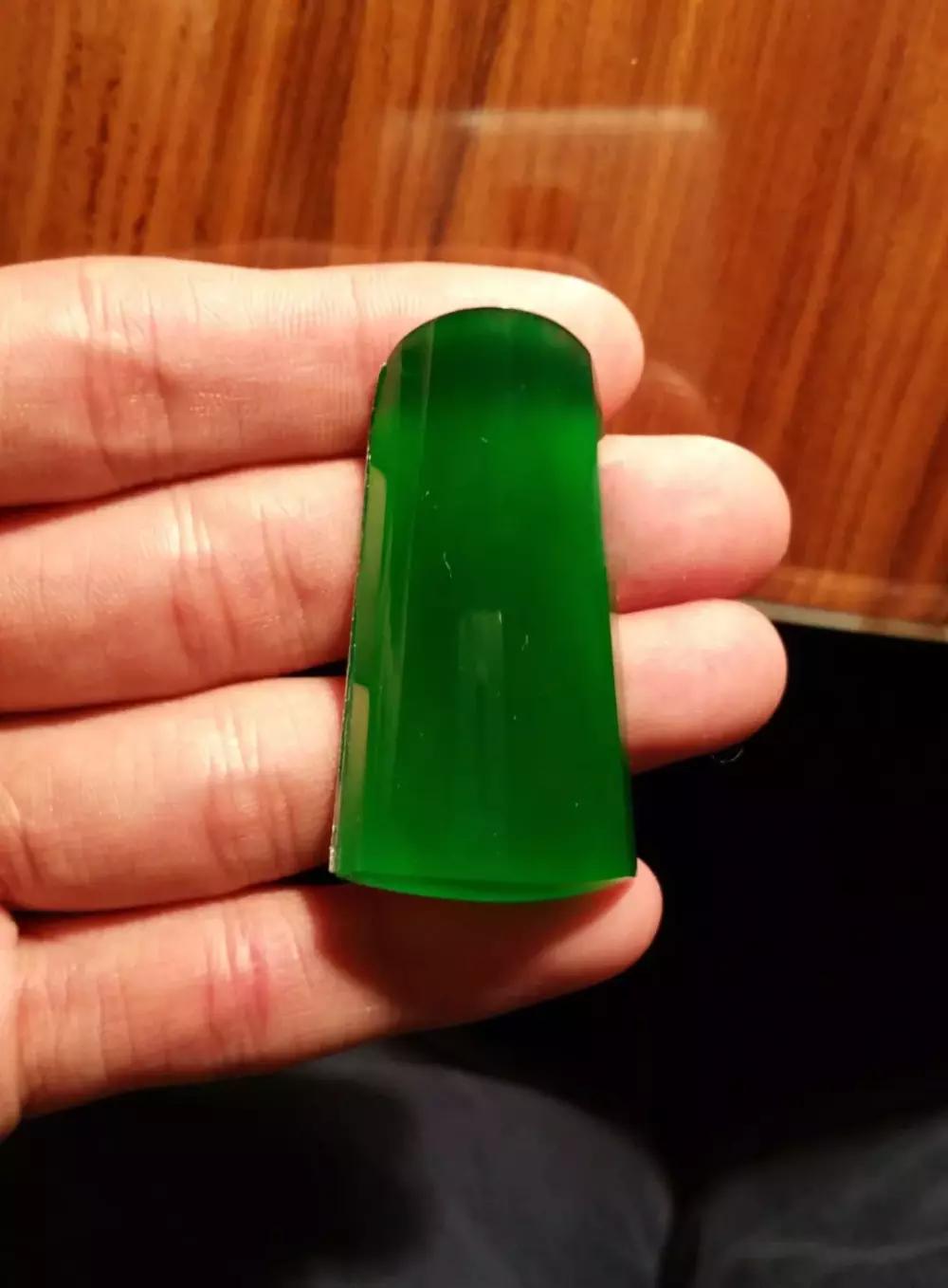 什么叫狗屎地里出高绿? 诺! 说的就是这块巨丑无比的翡翠原石!