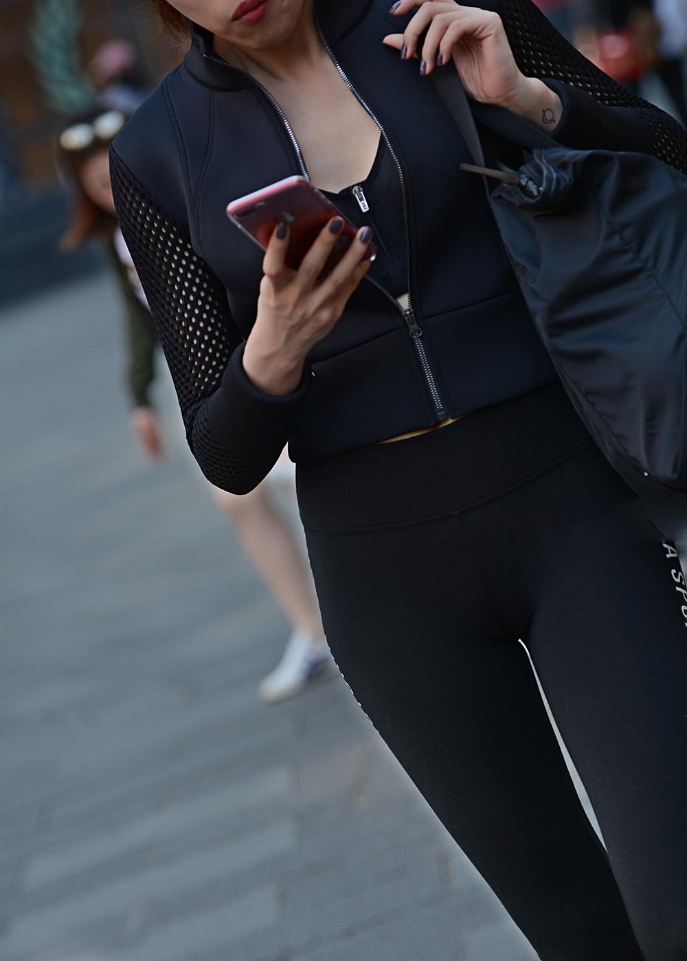 街拍女神: 丰腴紧身裤美女, 裤子有点透, 隐约看到了什么!