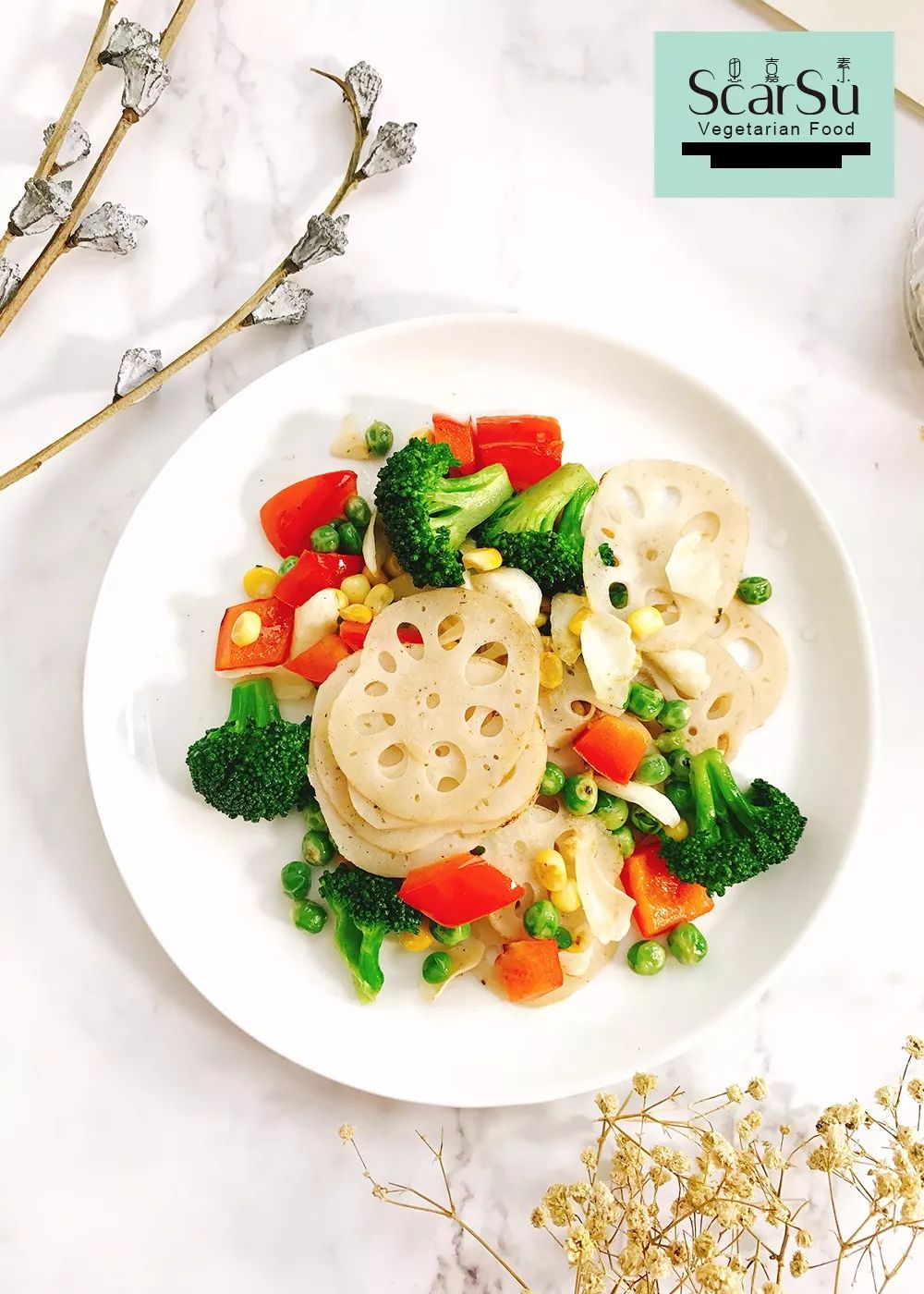 莲藕切片泡水去掉一部分淀粉,百合掰片洗净备用,彩椒切小块,西兰花