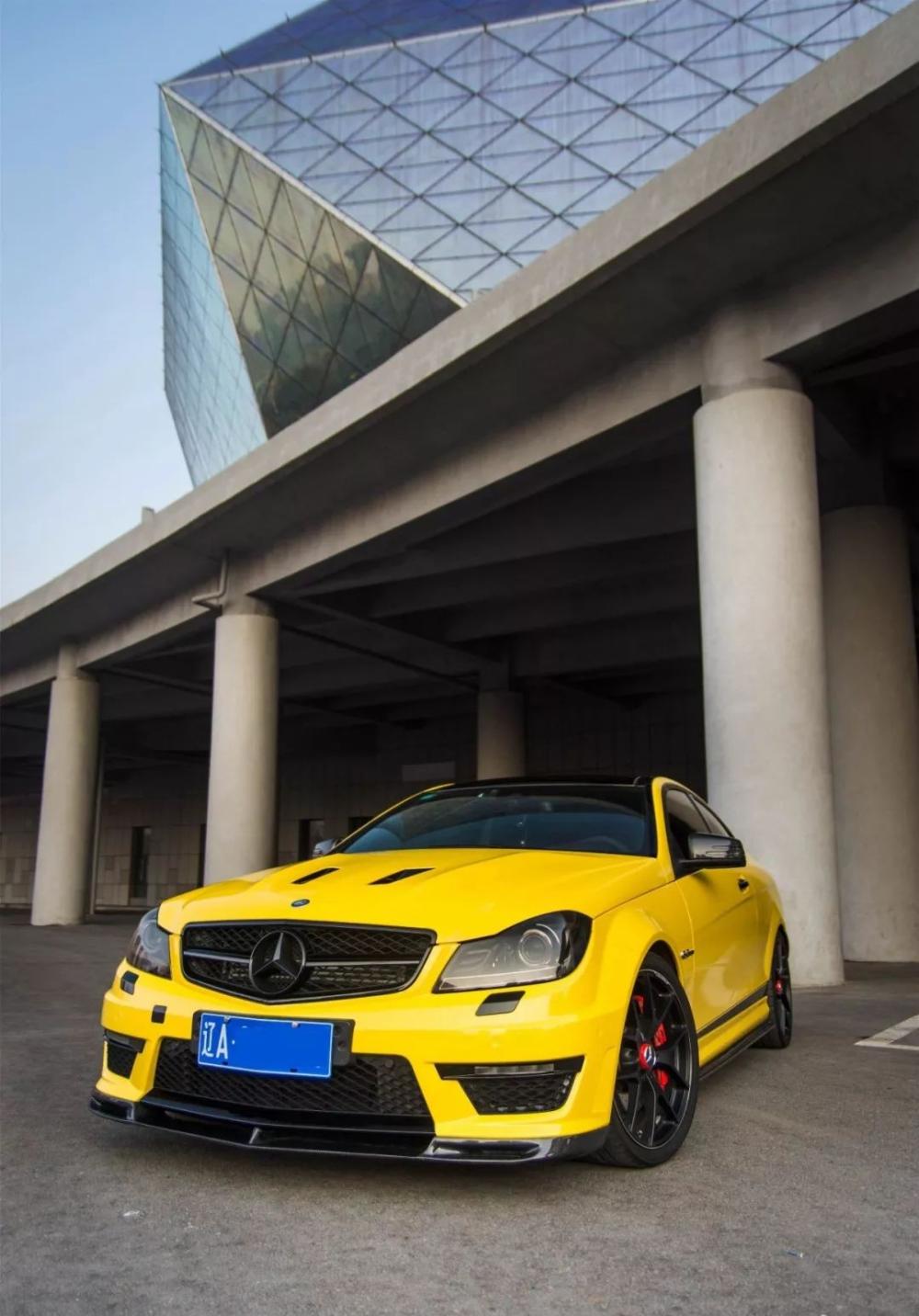 这辆奔驰c63采用六出排气, 大排量自吸发动机开起来就是爽!