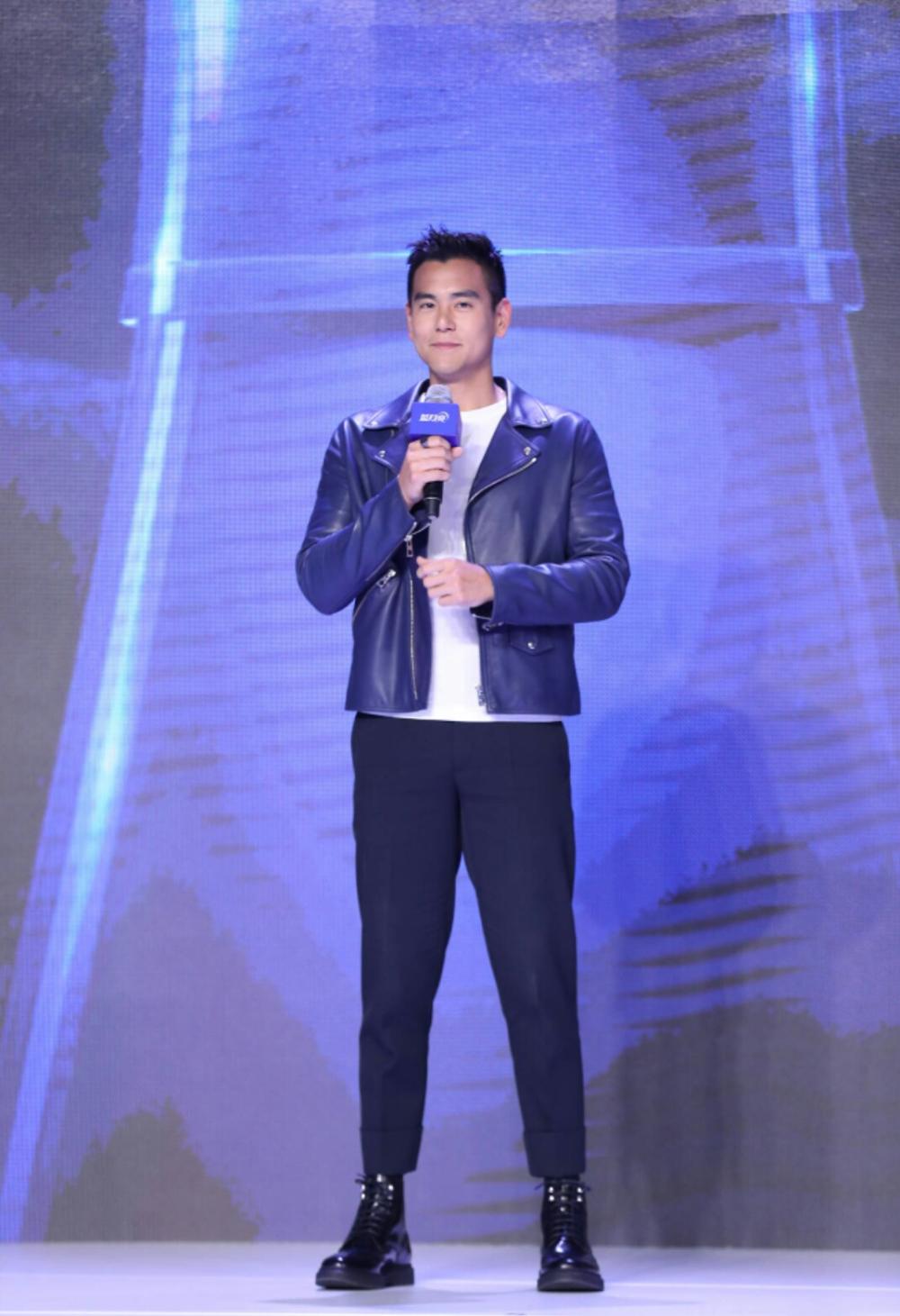 彭于晏刘雯携手蓝月亮活动现场,网友:已被大表姐的腿折服