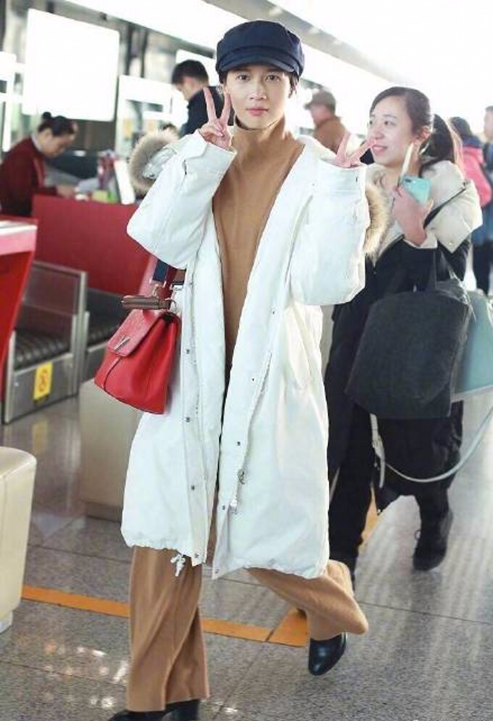 网红papi酱现身机场,面对镜头一路比v,再次上热搜