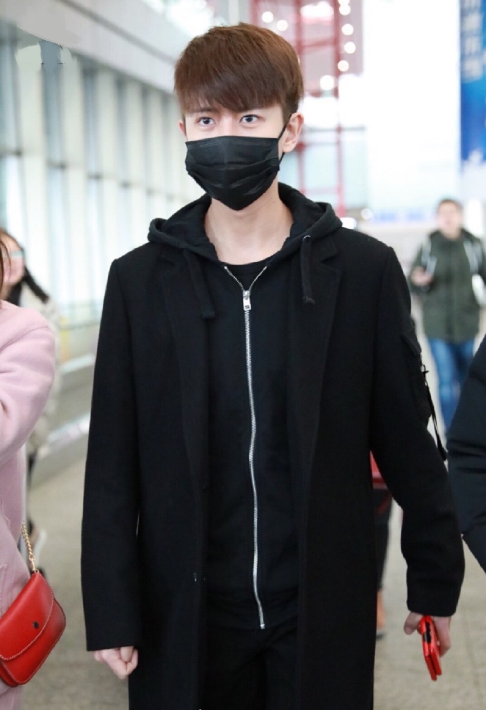 奶爸任嘉伦黑色口罩遮面现身机场 脚踩白色休闲鞋帅气十足