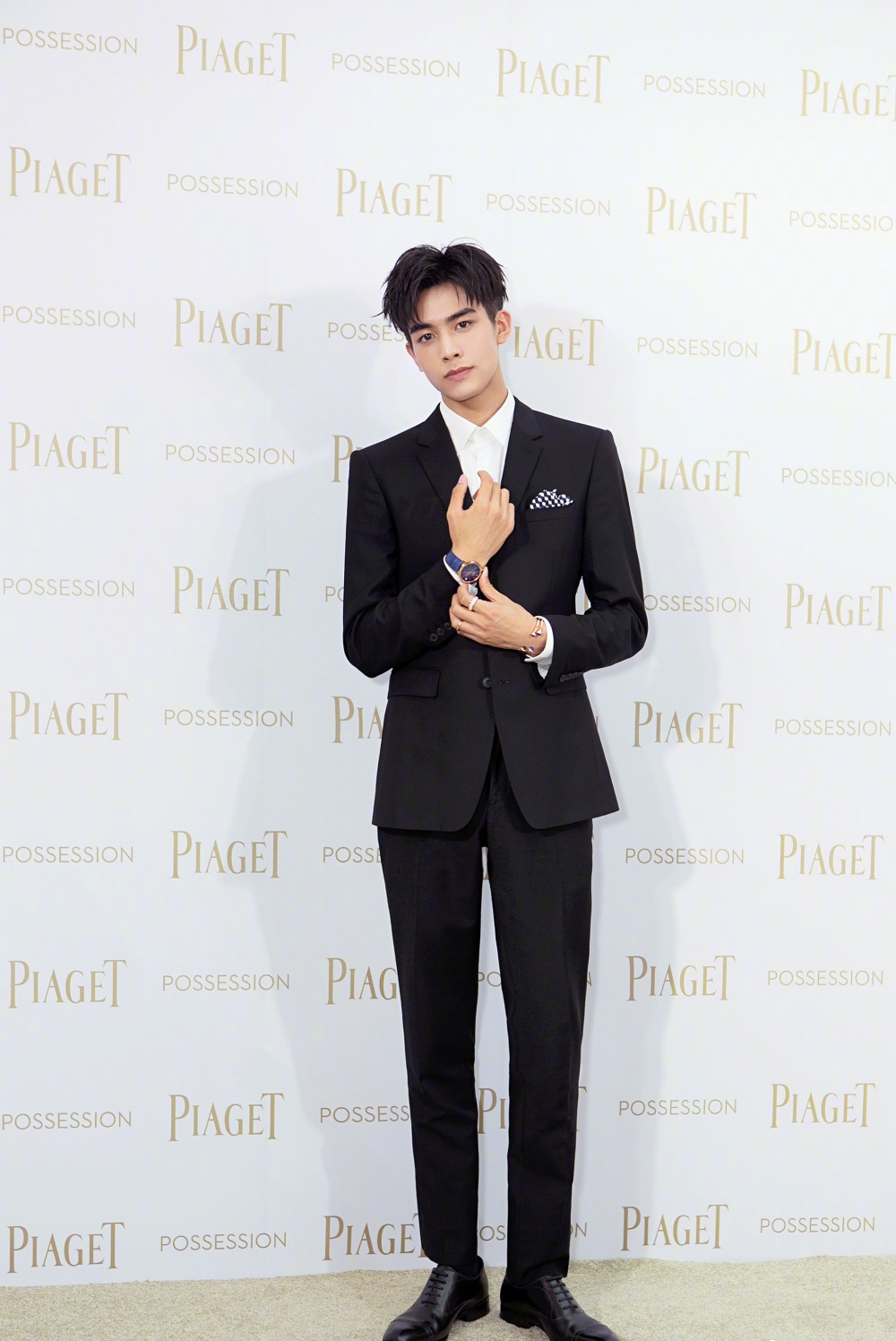 宋威龙流苏皮衣帅气炸裂18岁少年俊朗不凡魅力值爆表