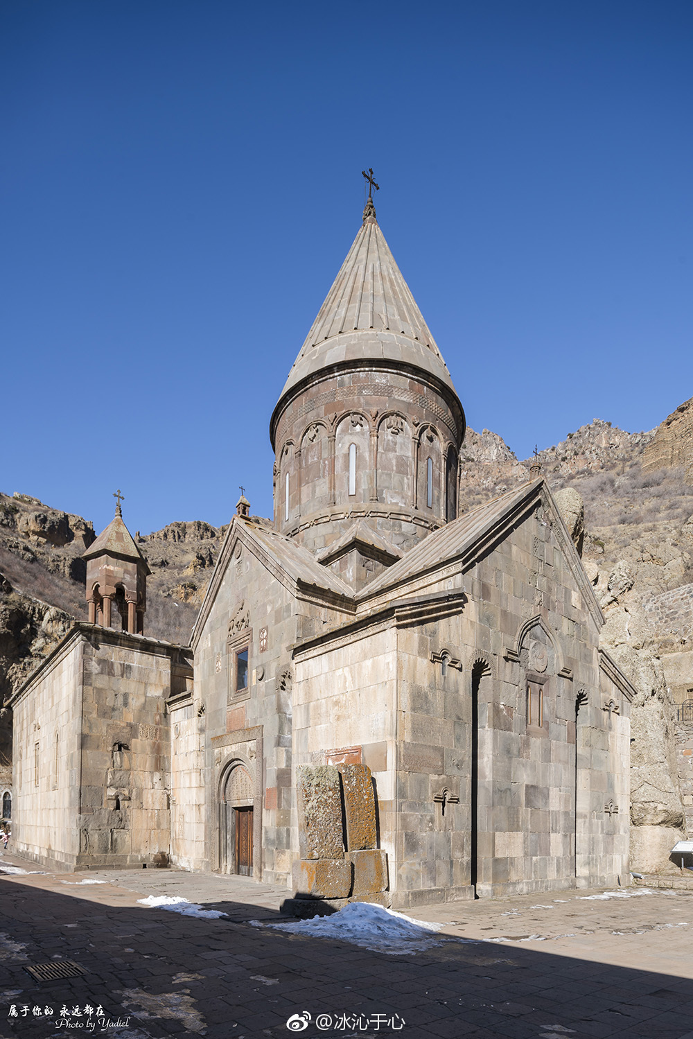 格加尔德修道院(geghard monastery)拥有非凡的岩洞教堂和坟墓|修道院