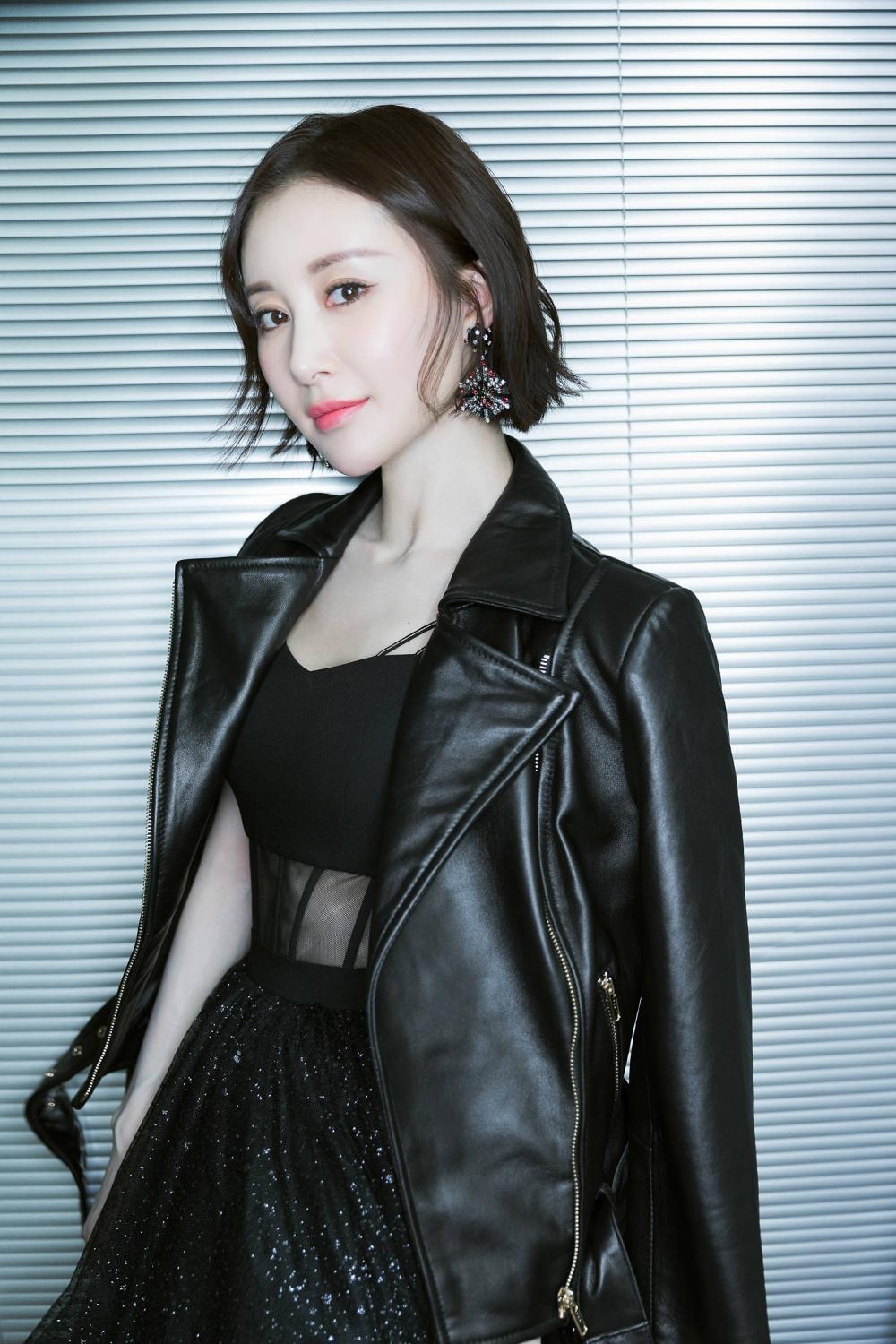 舒畅这个姑娘真的长大了不少啊,从她的穿衣打扮就能看出,现在的穿衣