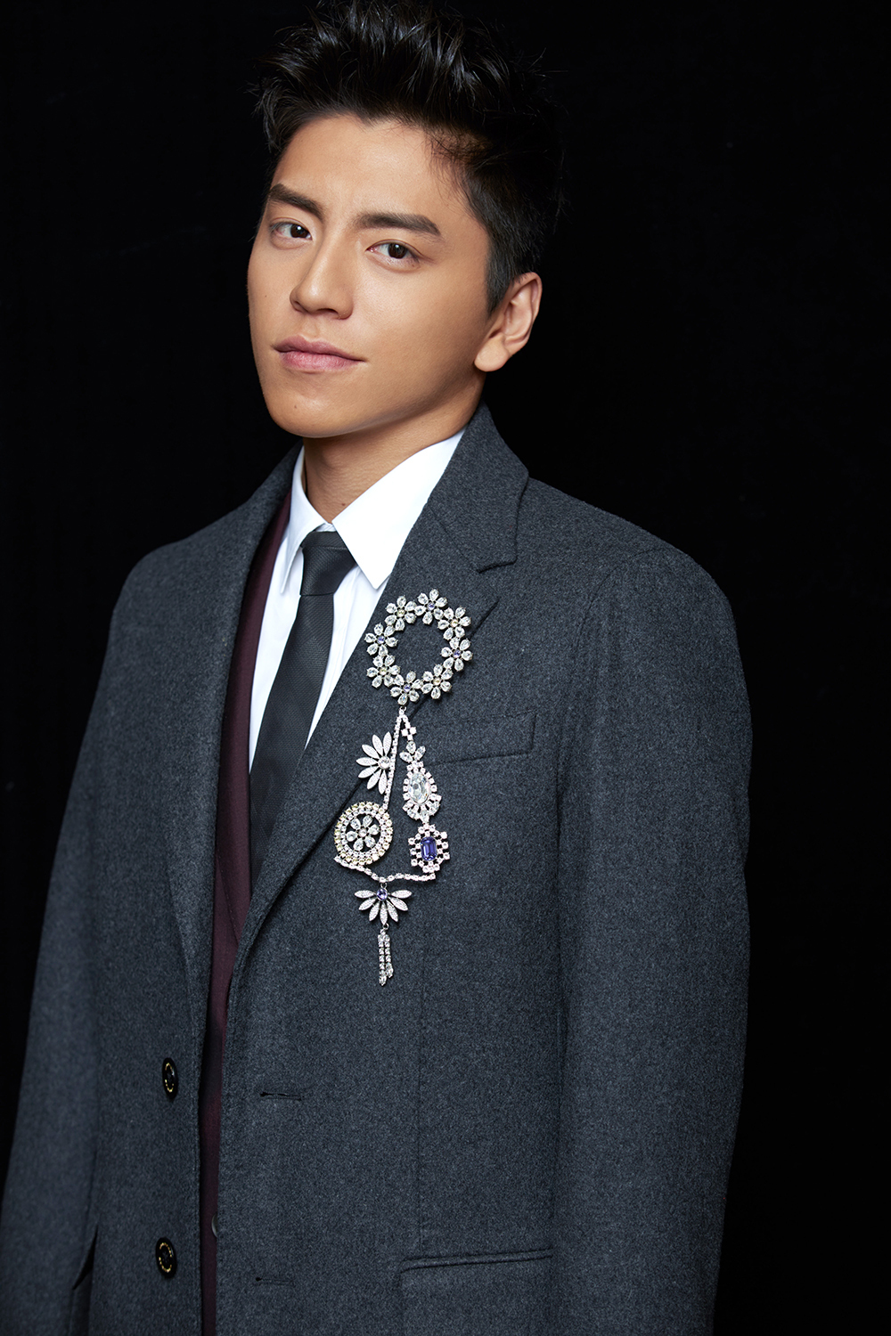 王大陆助阵2017嘉人中国风颁奖礼 雅痞时尚造型获盛赞!