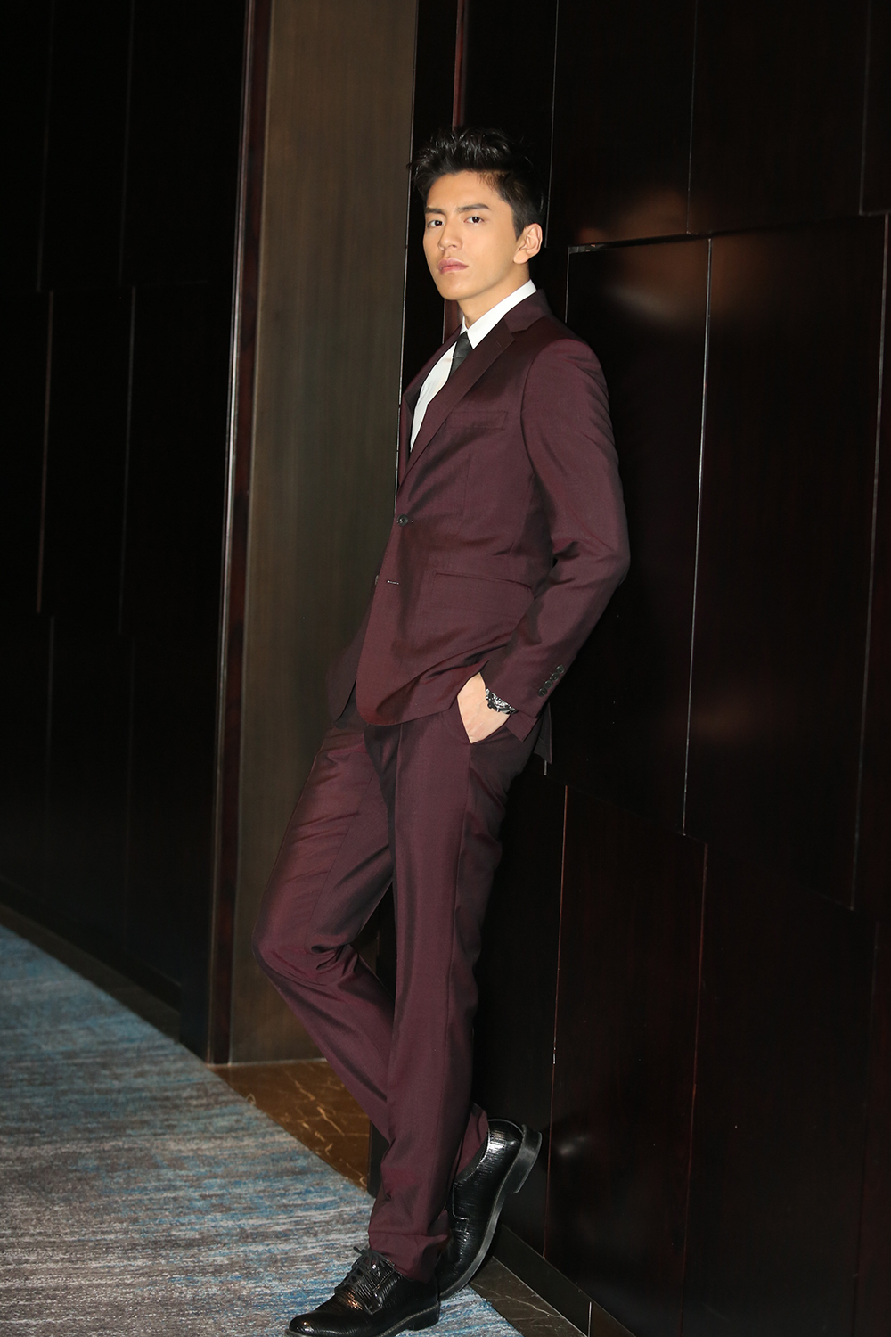 王大陆助阵2017嘉人中国风颁奖礼 雅痞时尚造型获盛赞!