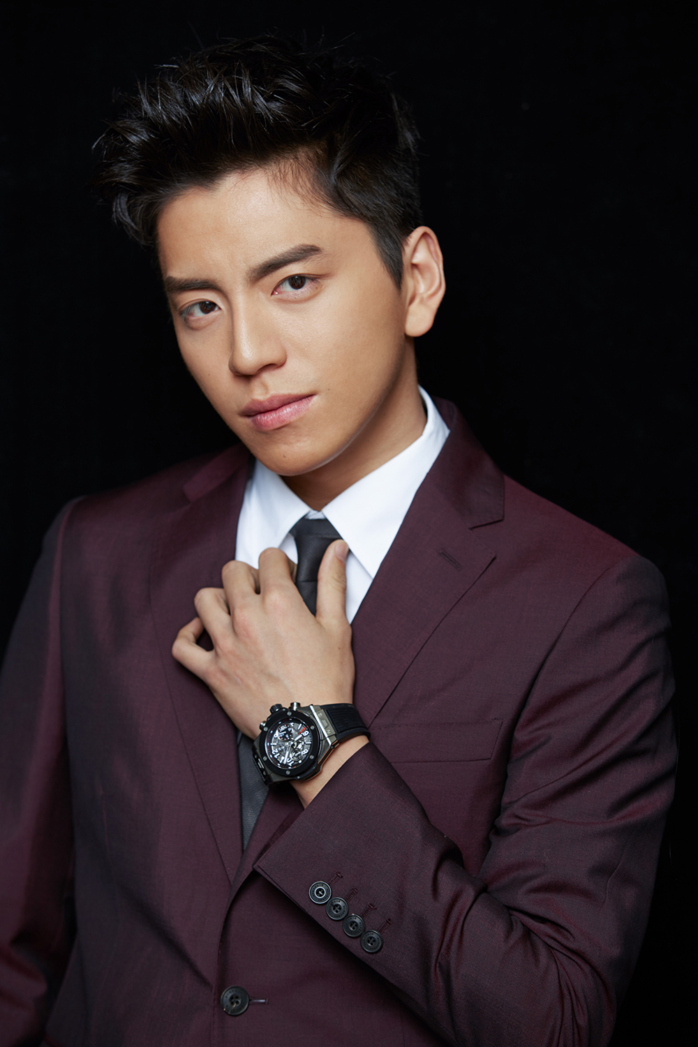 王大陆助阵2017嘉人中国风颁奖礼 雅痞时尚造型获盛赞!