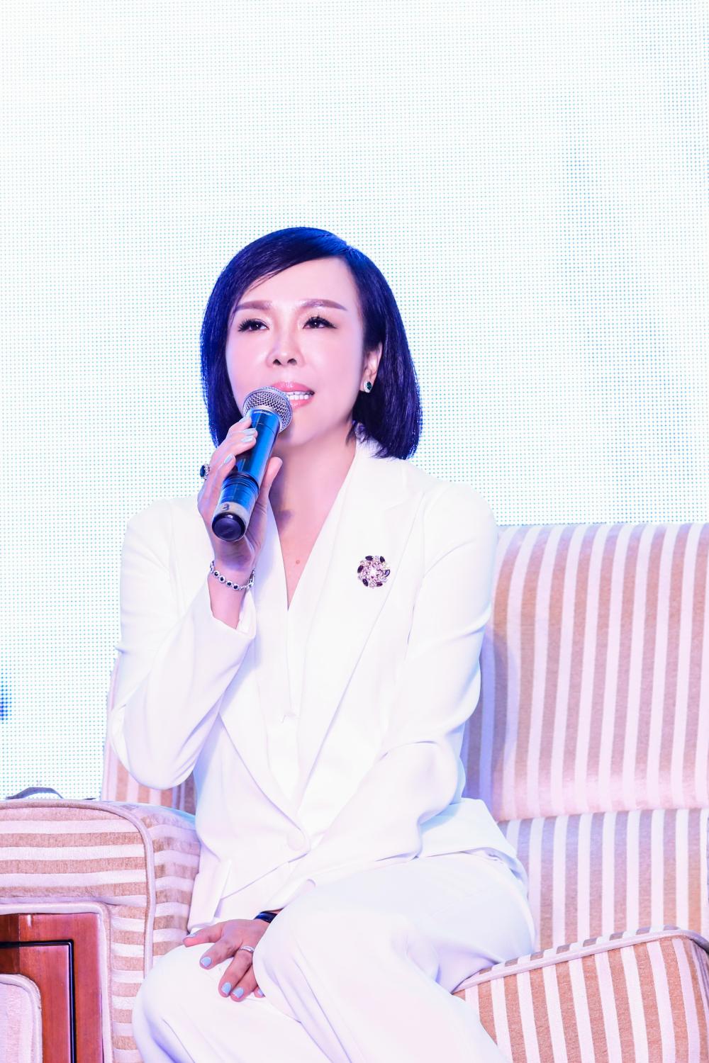 女企业家系列报道(三): 唐红配合市政工作, 勇担社会责任