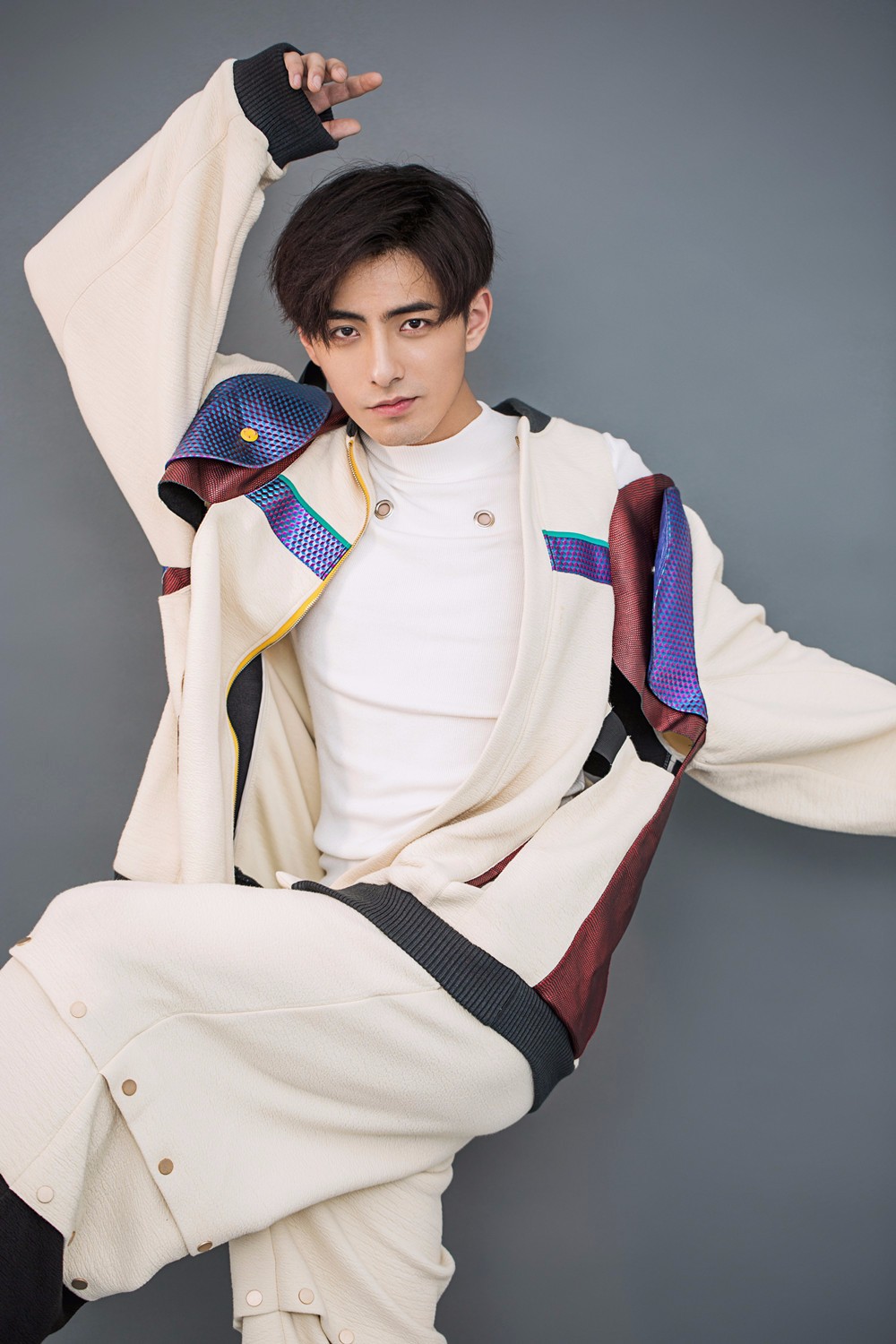 李豪时尚大片慵懒帅气 深邃眼神透一丝忧郁