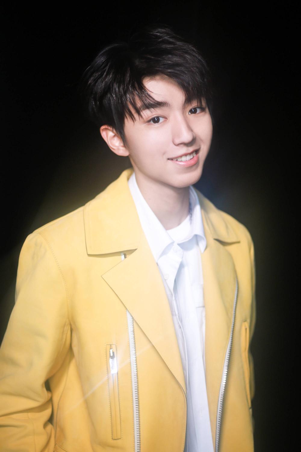 王俊凯这件皮衣颜色好看,他还穿过哪些皮衣?