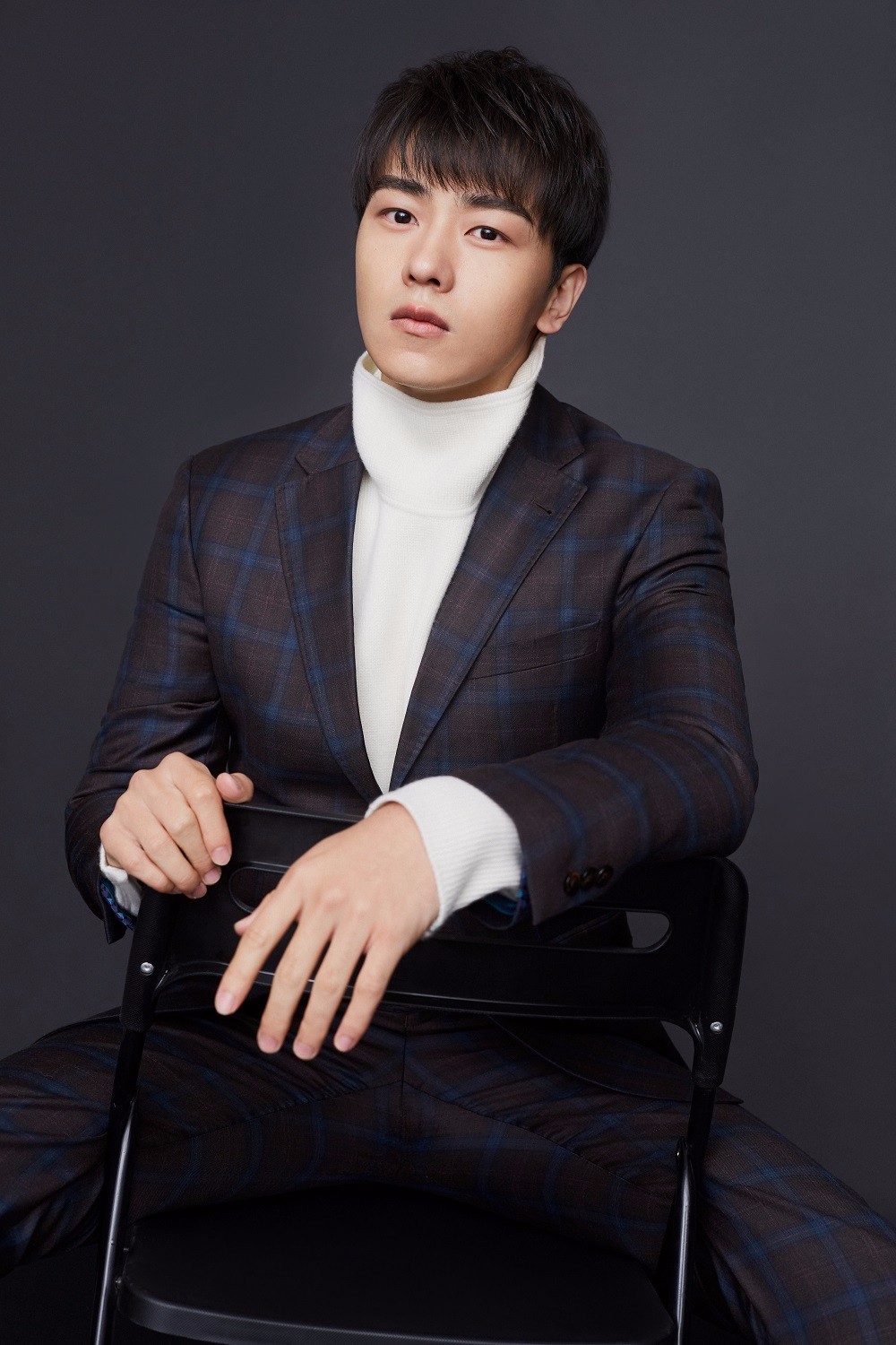 近日,新生代演员于翔曝光了一组全新的写真.