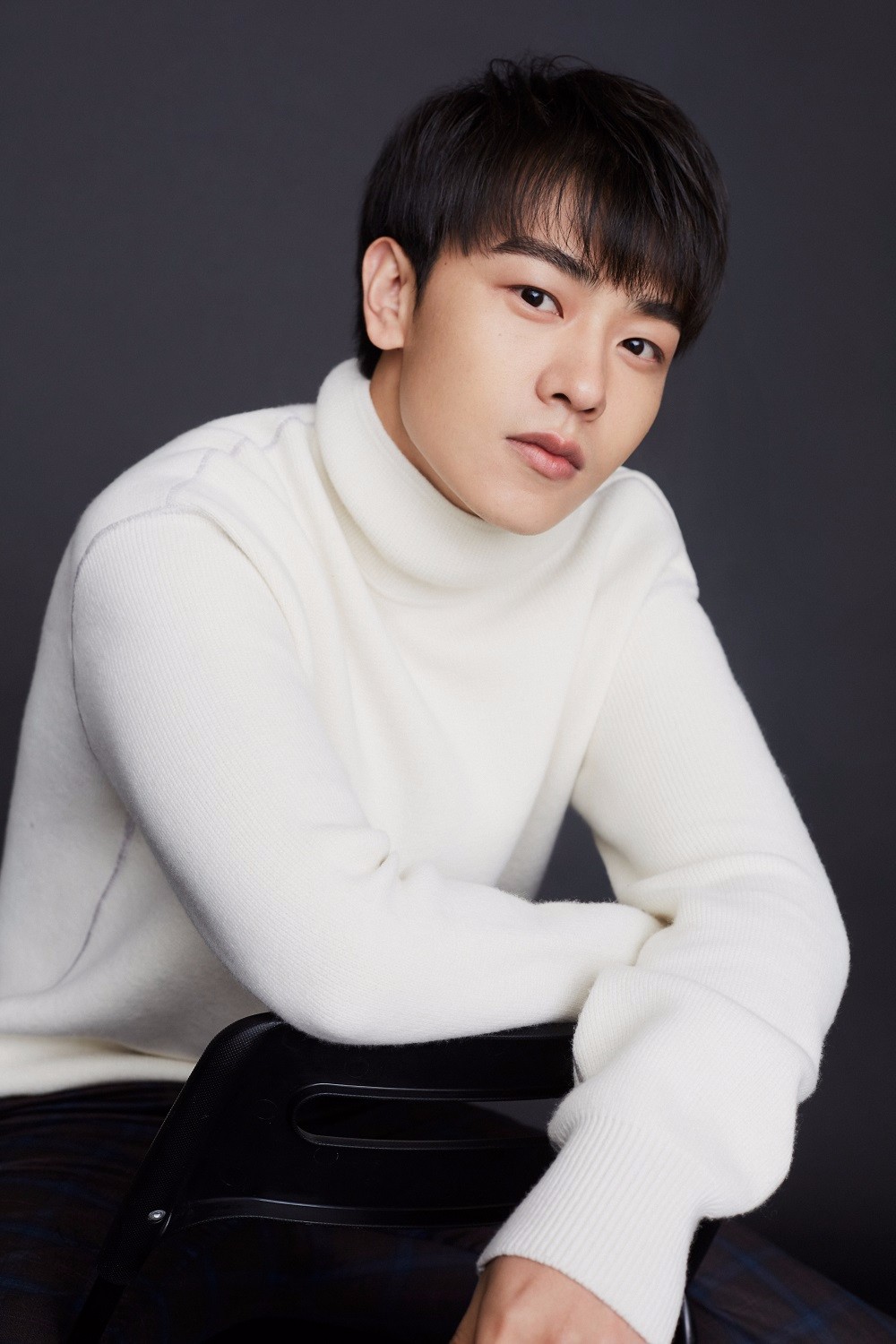 近日,新生代演员于翔曝光了一组全新的写真.