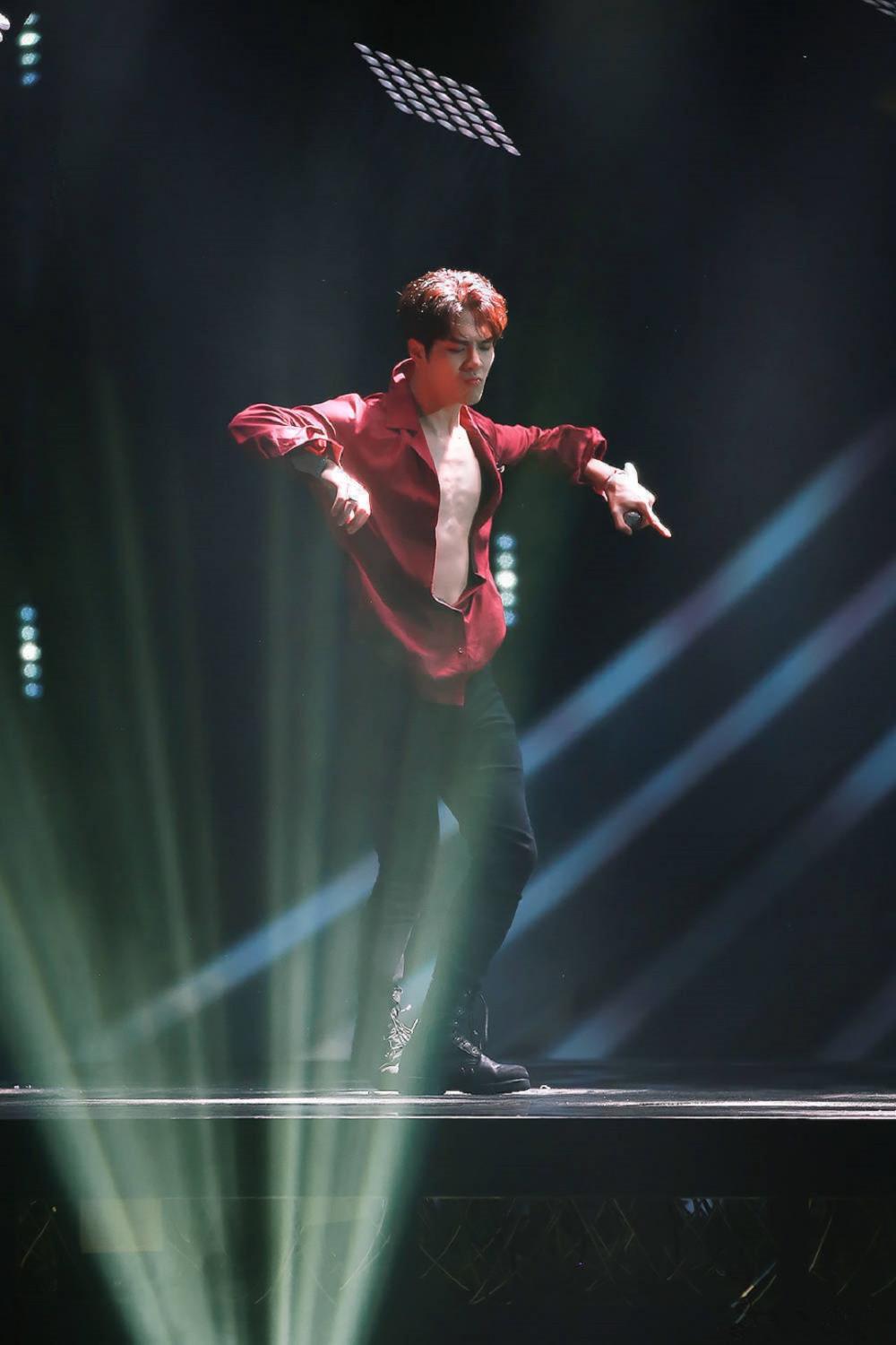 王嘉尔带伤认真表演, 直言: 台下可以疼台上就要专业