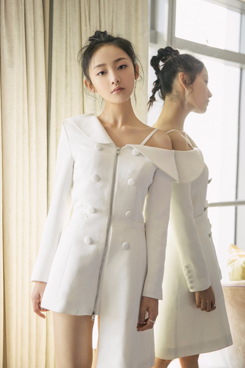 吴佳怡亮相《凤囚凰》发布会 关晓彤表白"你是我的例外"