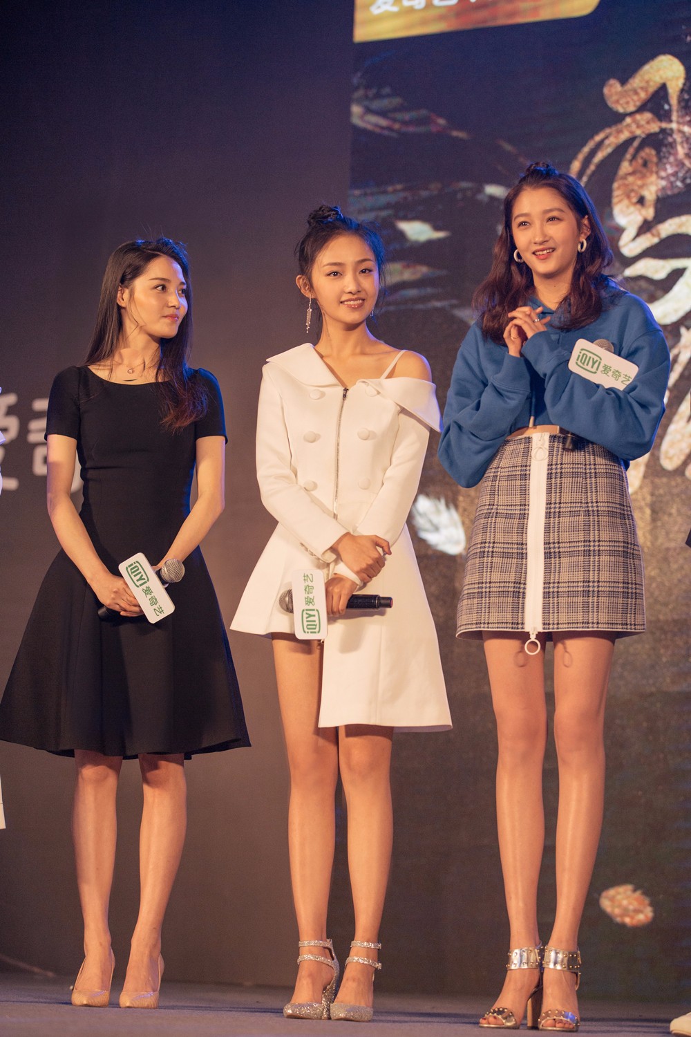 吴佳怡亮相《凤囚凰》发布会 关晓彤表白"你是我的例外"