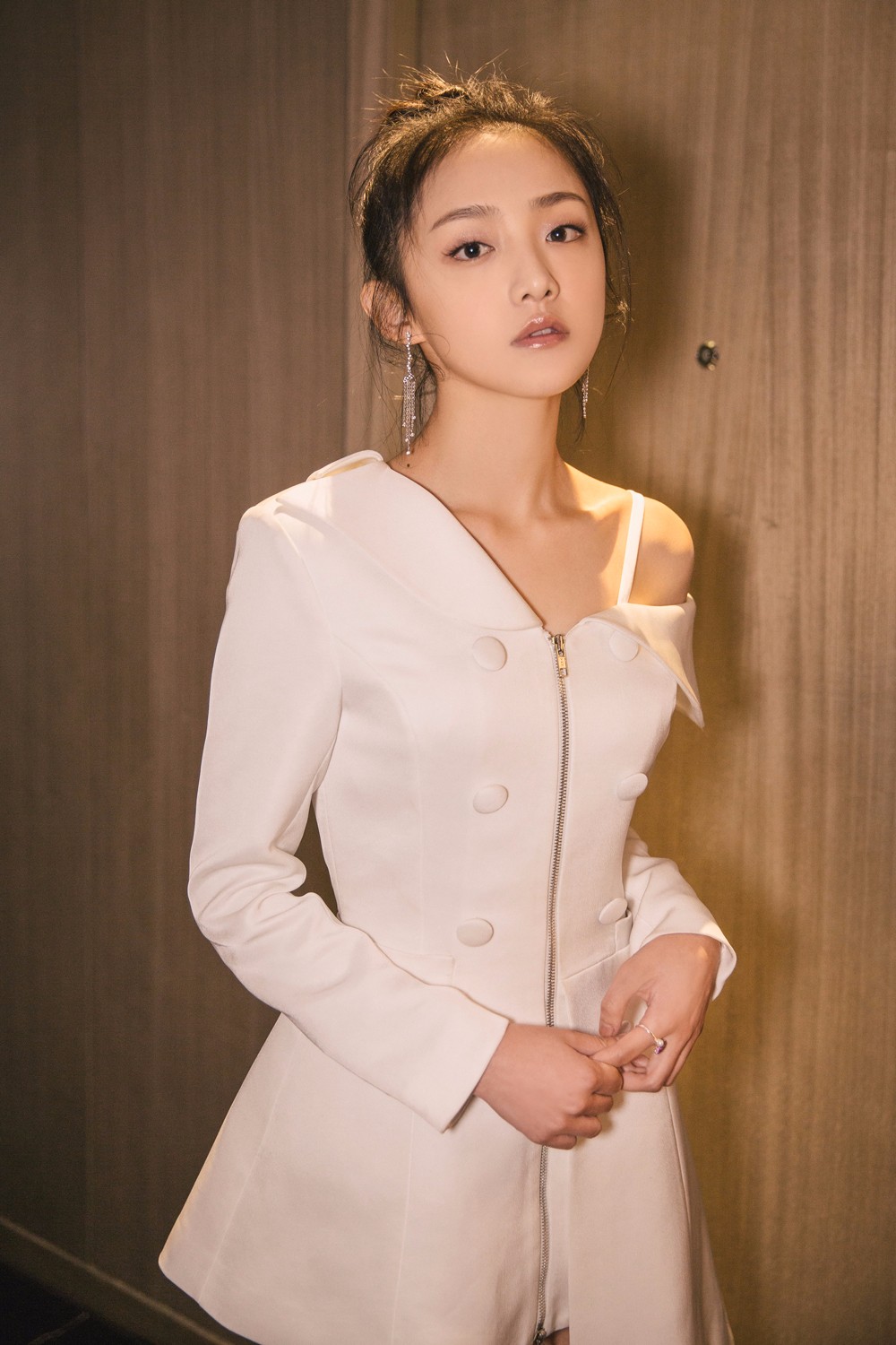 吴佳怡亮相《凤囚凰》发布会 关晓彤表白"你是我的例外"