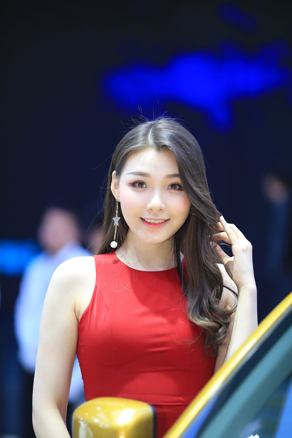 南京车展混血车模绝美绽放颜值超高胜过明星