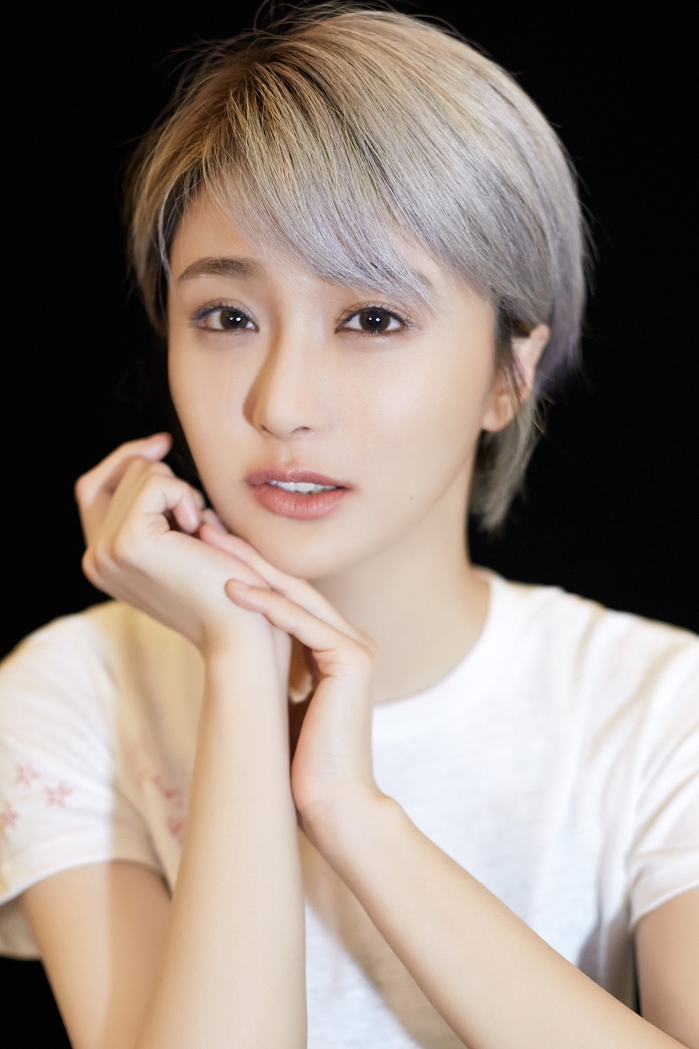 陈冰最新写真率性十足,"硬糖女孩"诠释潇洒帅气新风尚