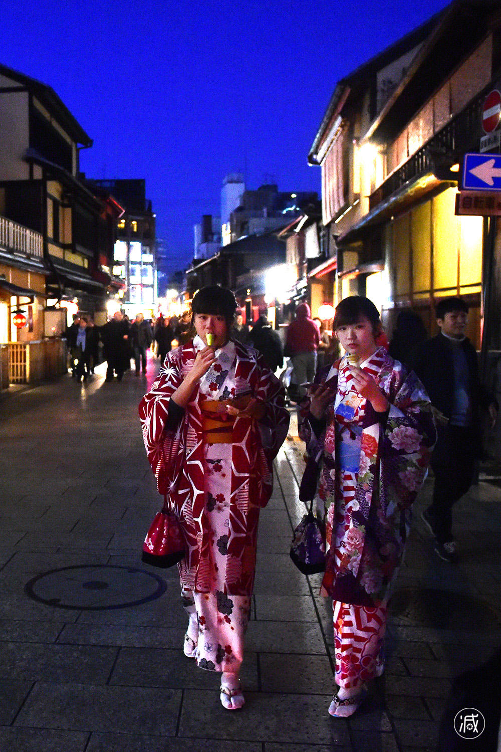 在日本街头穿和服逛街的女孩 大都是中国和韩国妹子