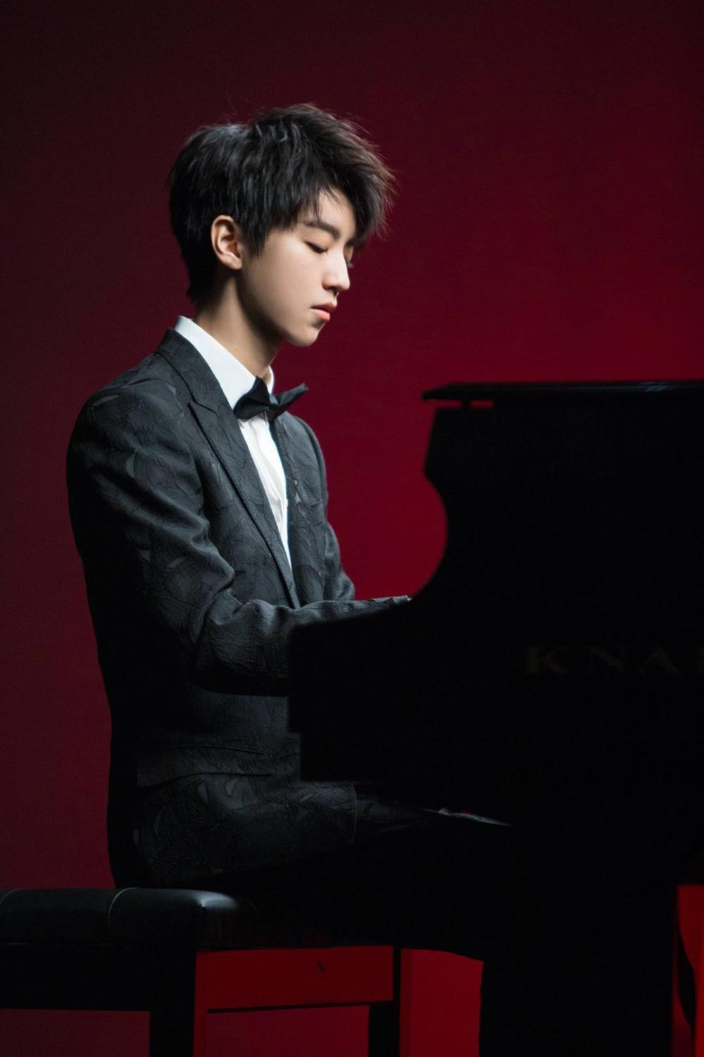 一直以为易烊千玺弹吉他的样子帅,直到看见王俊凯!