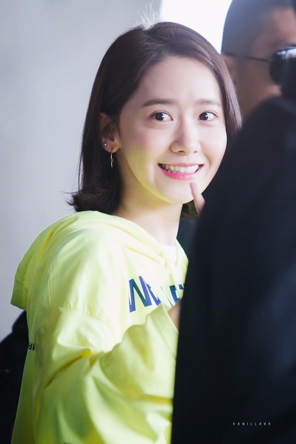 林允儿现身泰国曼谷机场,一身休闲装扮开心微笑,笑起来太甜了