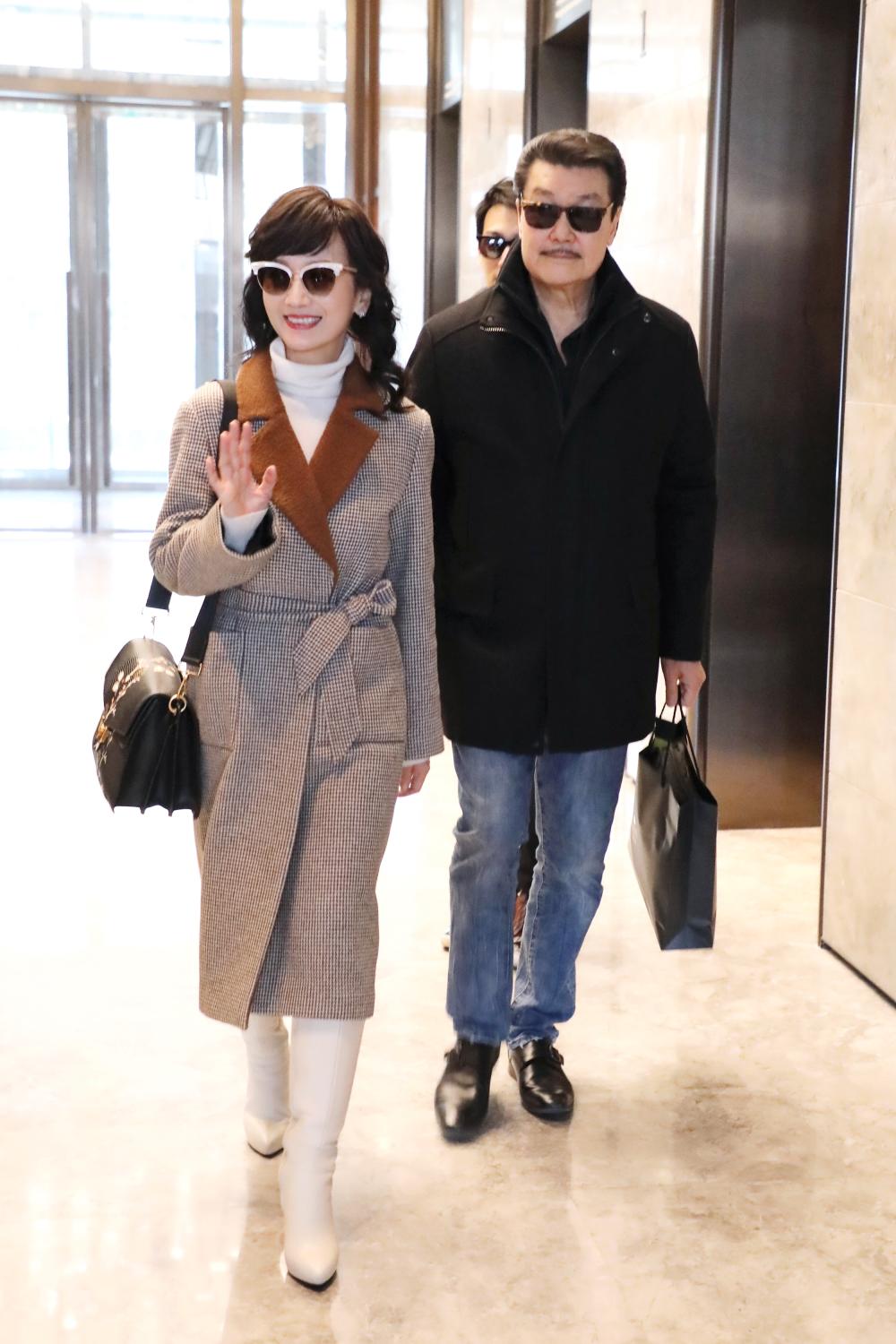 赵雅芝一家三口返港过年,与老公十指紧扣尽显恩爱