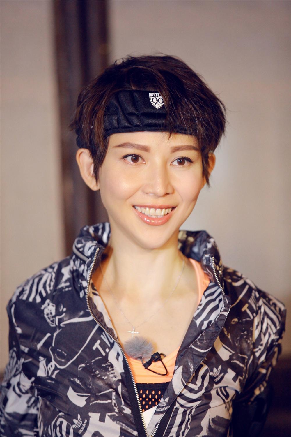 蔡少芬晒素颜菜市场吃饭近照,网友:女神果然接地气