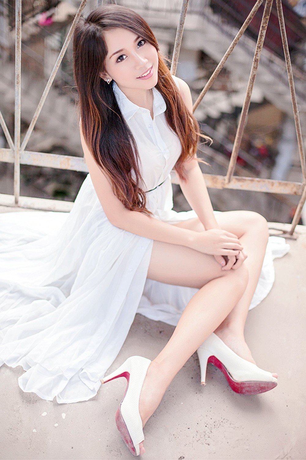 阳光下一个青涩可爱长发飘飘的白裙姑娘