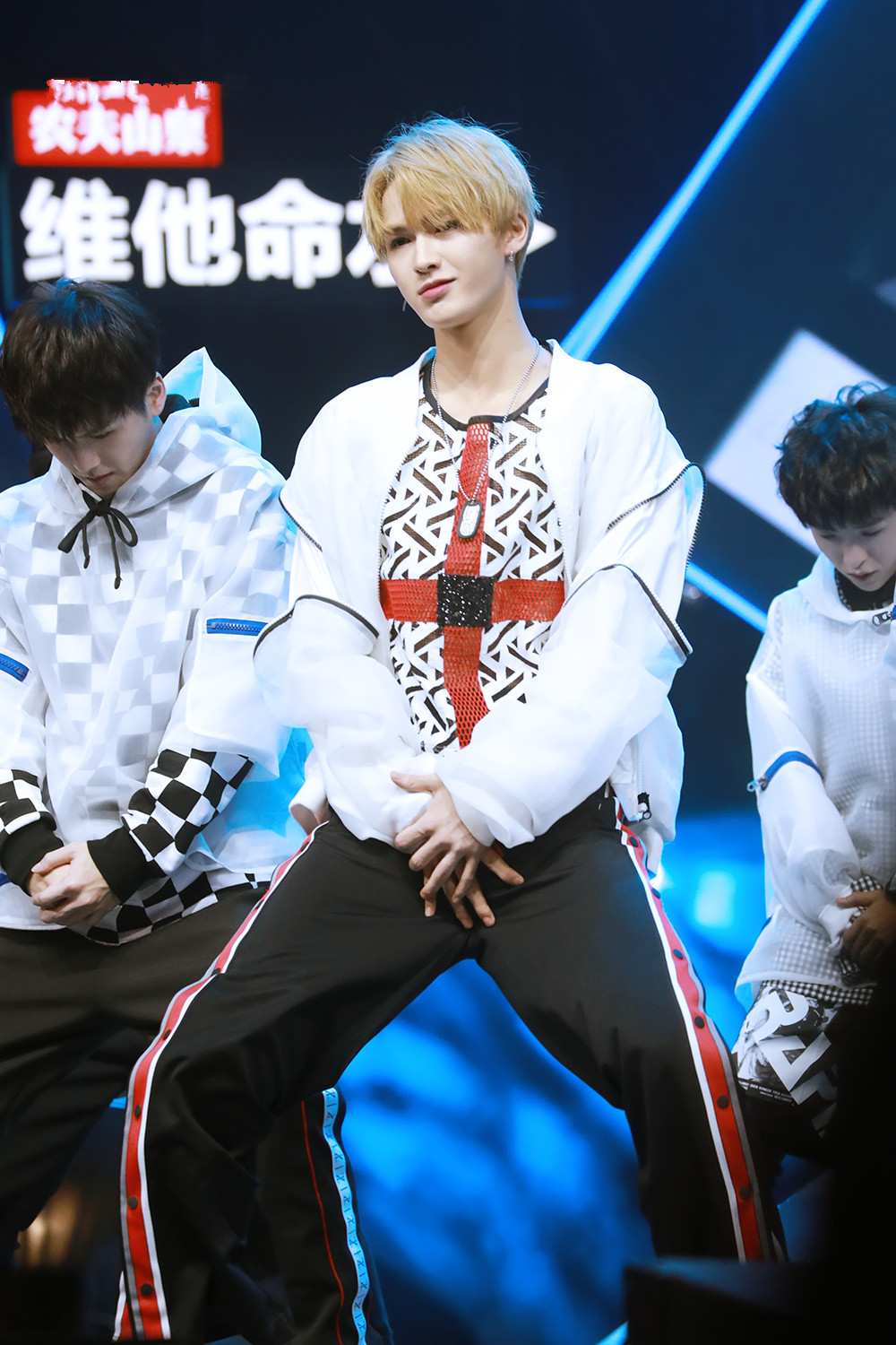 皮皮仙朱正廷sheep舞台大炫技,斜坡前空翻hold住全场