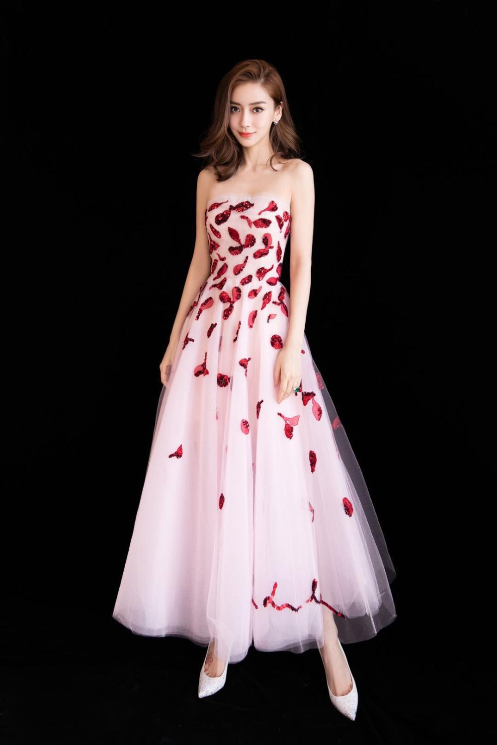 杨颖穿裙子是很好看,只是她也太瘦了吧!