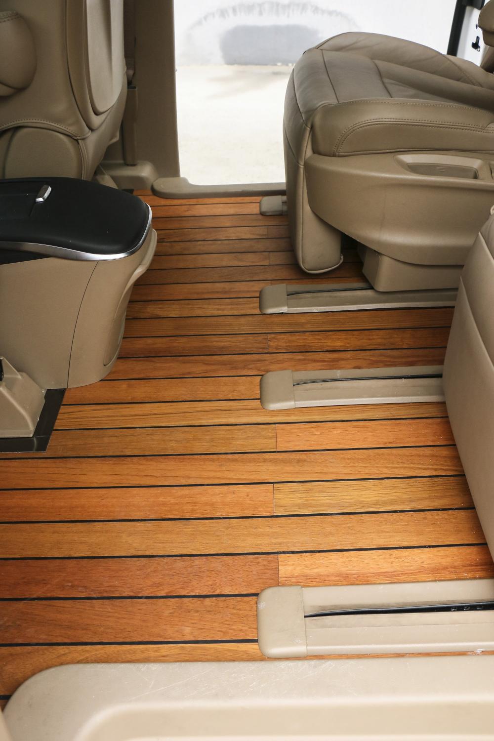 别克gl8商务车加装吸顶电视,进口柚木地板