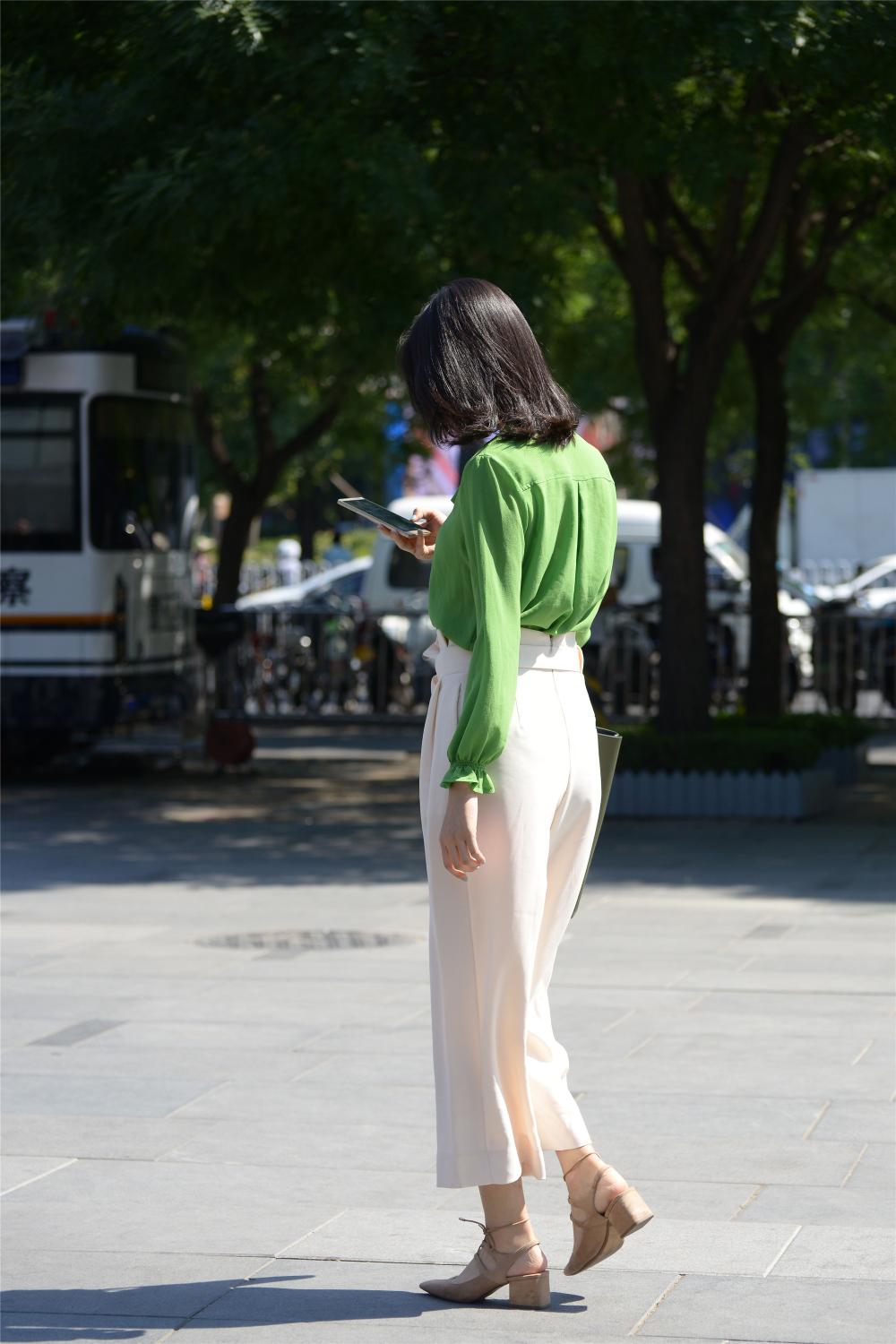 姑娘你的裤子提的这么高, 是要显自己的腿长