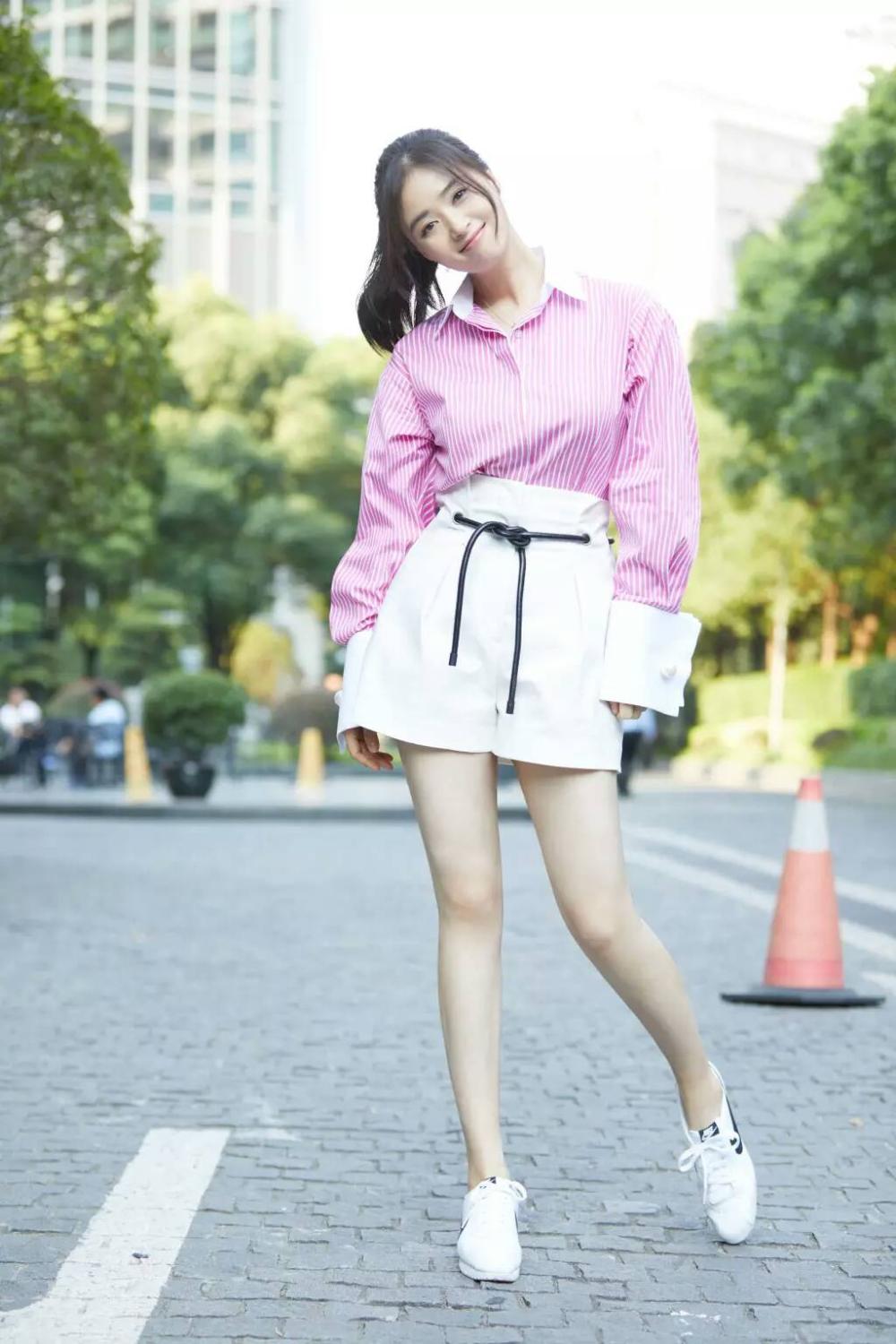 蒋欣瘦成一道"闪电",不仅更有女神气质,还撞脸杨幂?