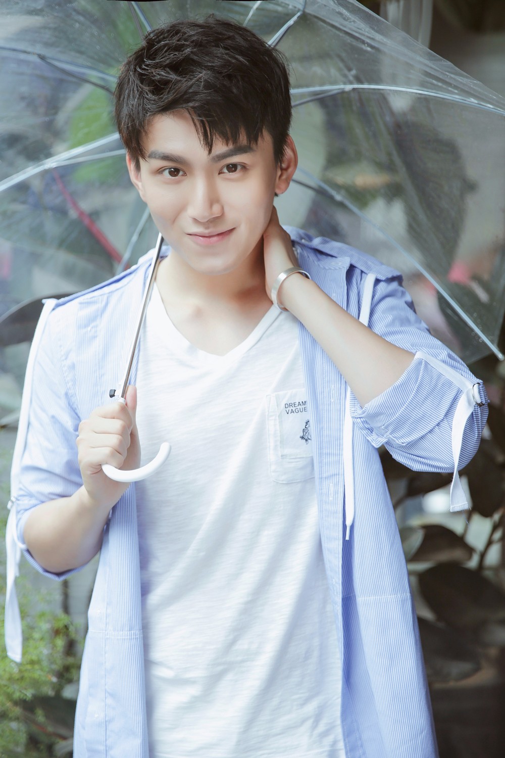 丁宇佳曝春雨大片 帅气小生演绎草样年华