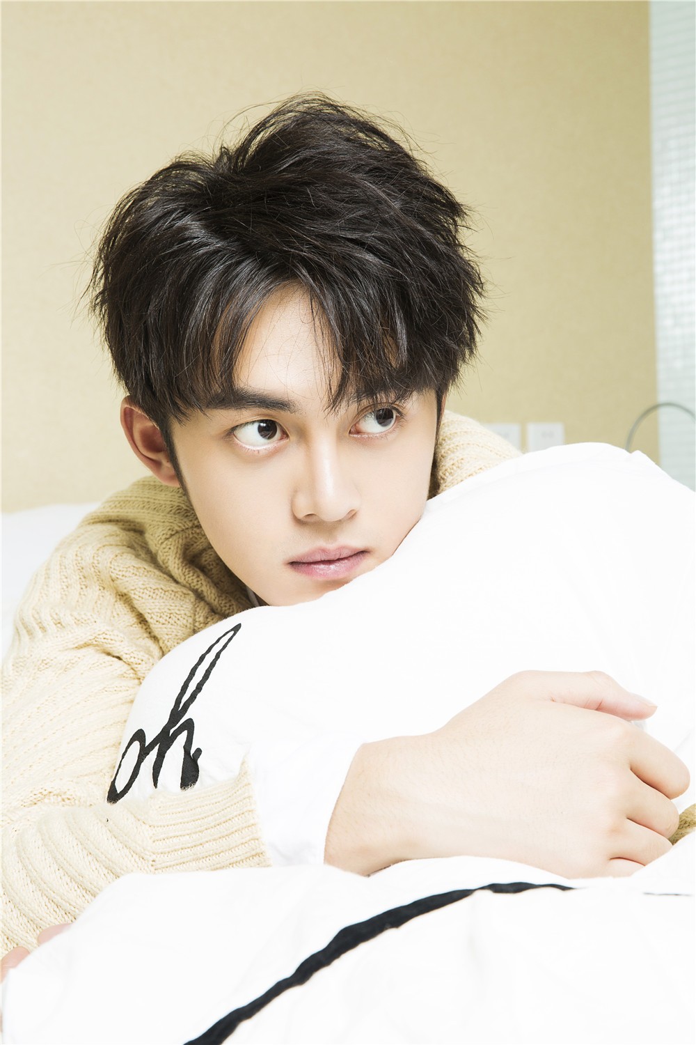 谢彬彬白色情人节曝暖心写真,不一样的美男子