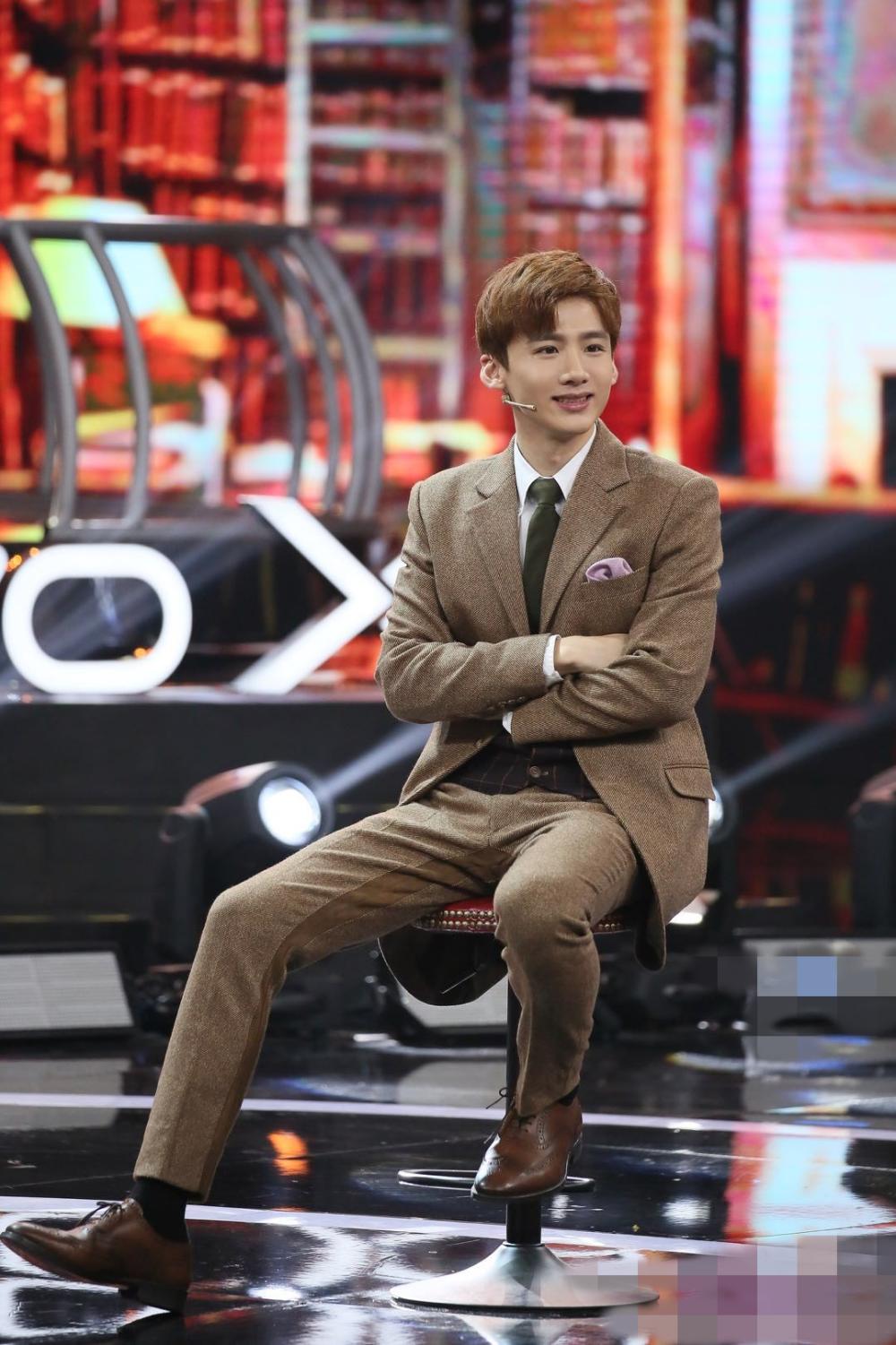 白敬亭穿白色西装参加活动了是不是很帅