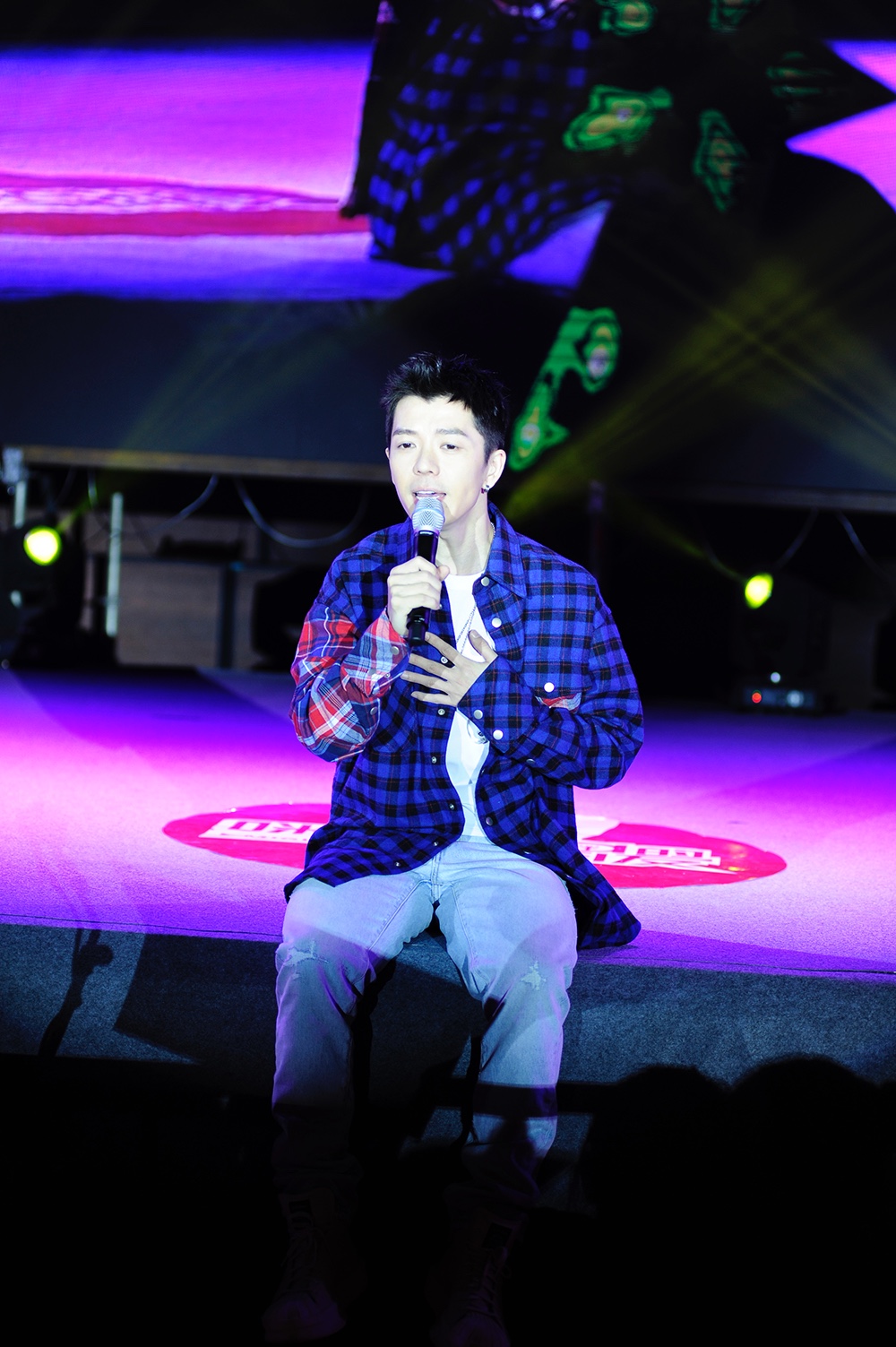 王栎鑫柳州歌友会火热开唱 演绎多首歌曲