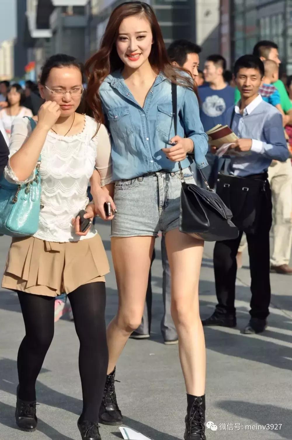 街拍: 窈窕大长腿, 路上好多人偷看, 很吸引人的一位长腿高个美女