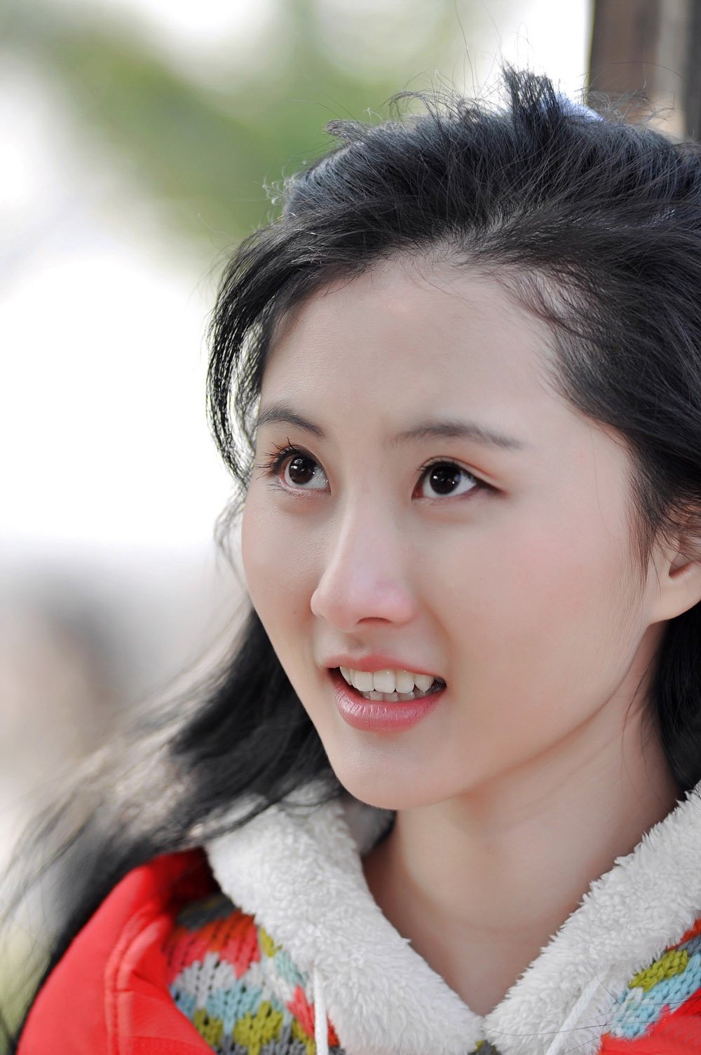 冬日下一个笑容甜美可爱青涩而美丽的红衣姑娘