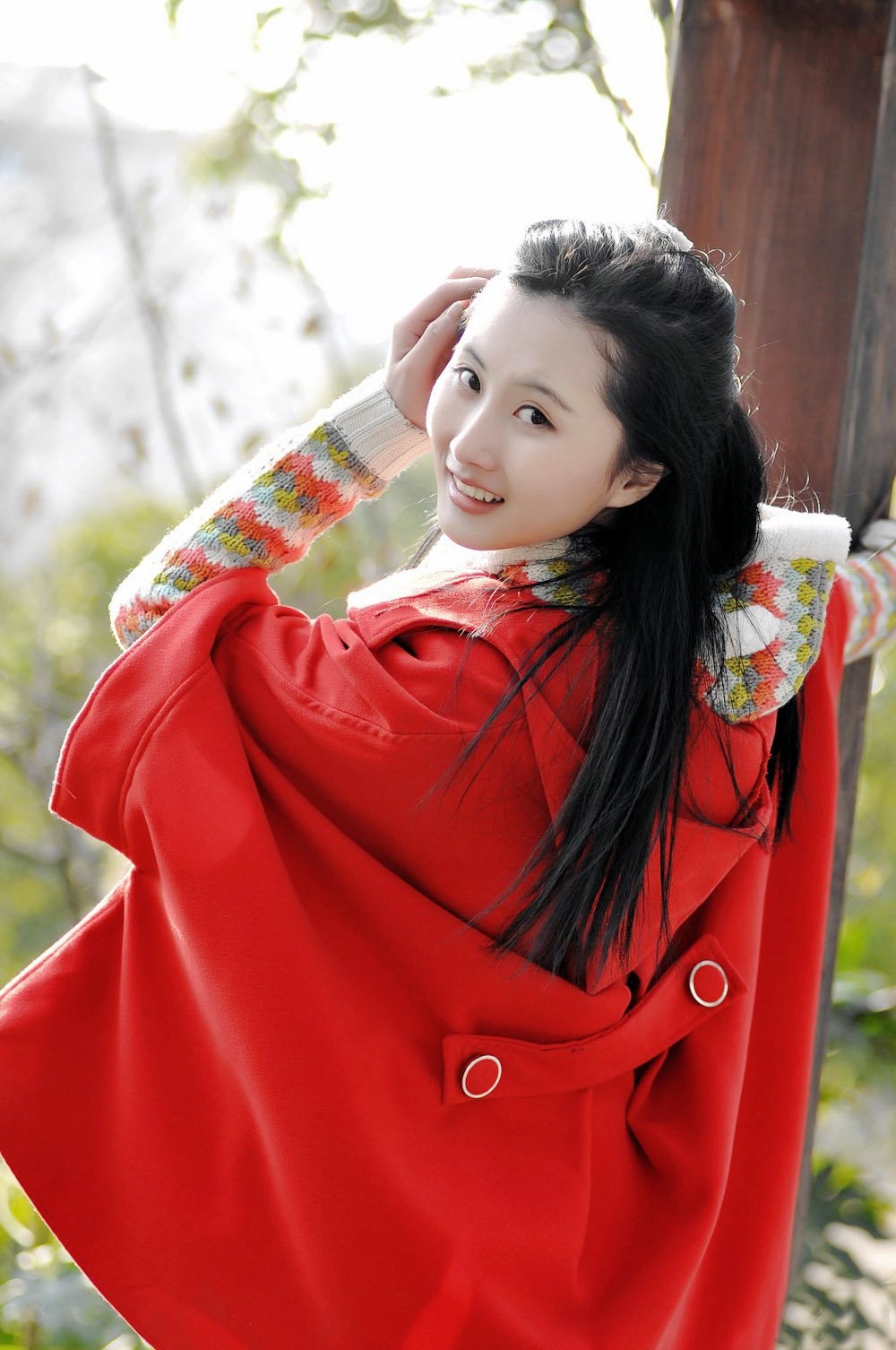 冬日下一个笑容甜美可爱青涩而美丽的红衣姑娘